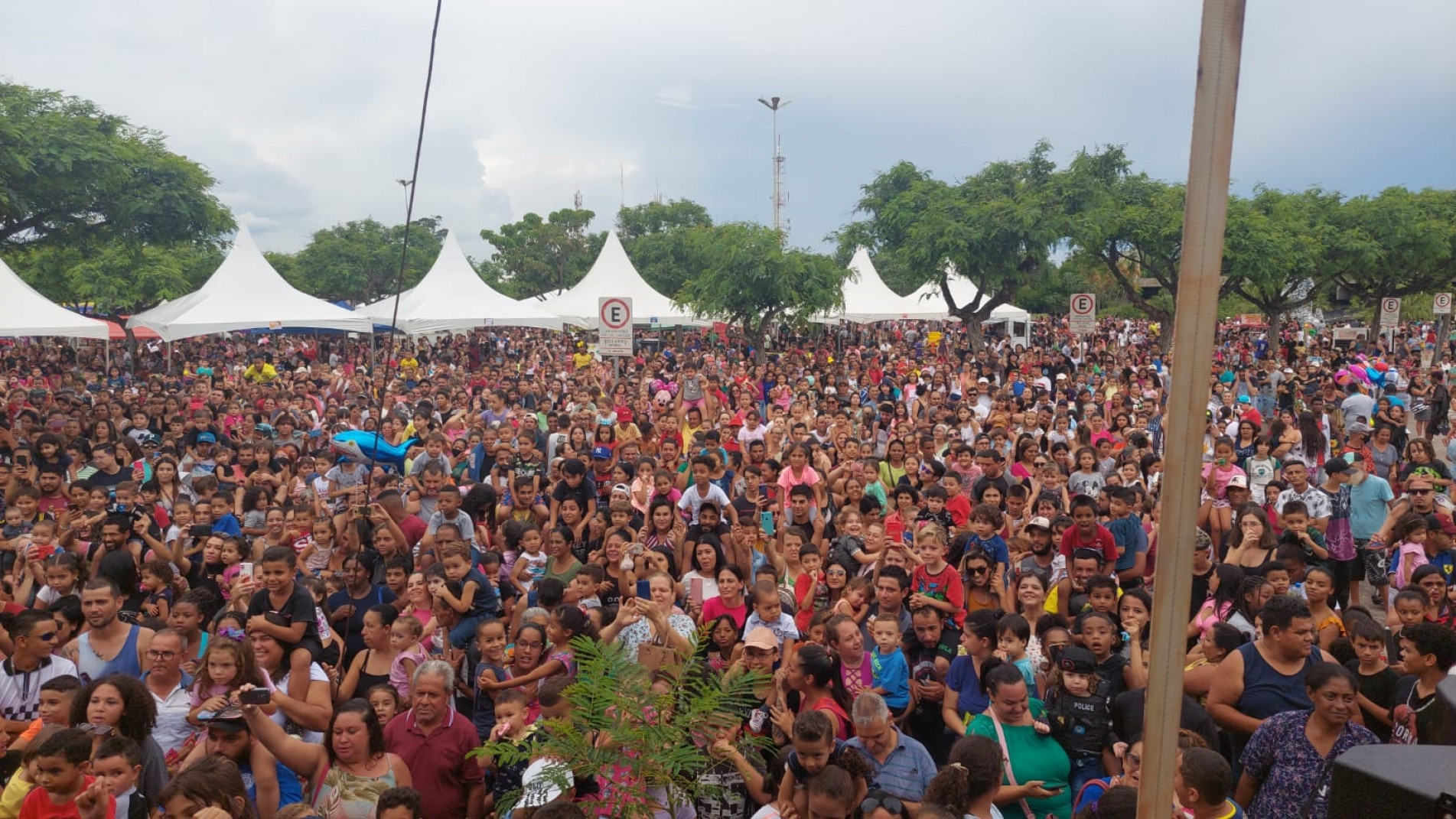 Cerca de 50 mil pessoas, segundo a Prefeitura, a maioria crianças, compareceram ao Paço