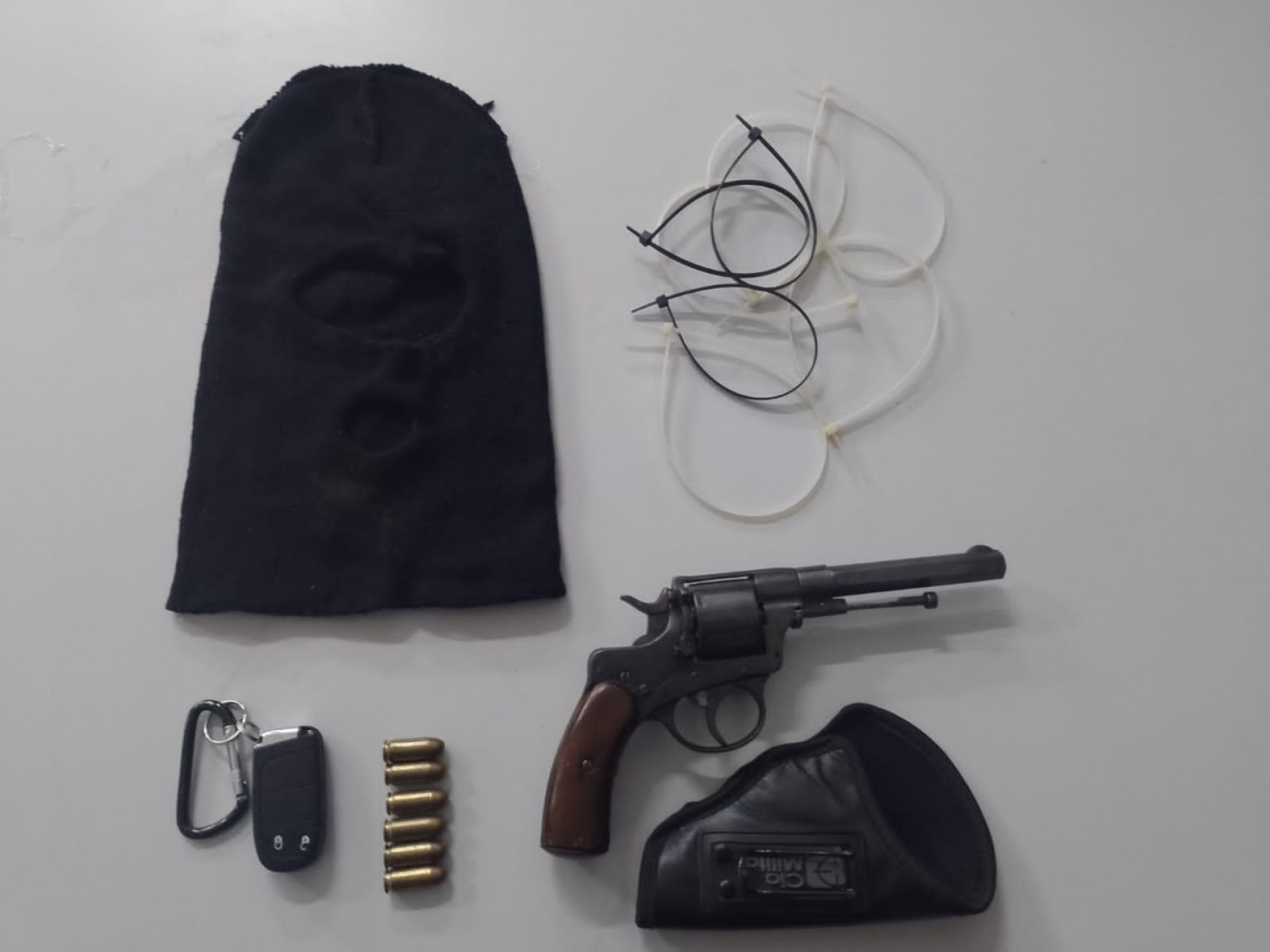 Dois homens e um adolescente são detidos por porte ilegal de arma e receptação