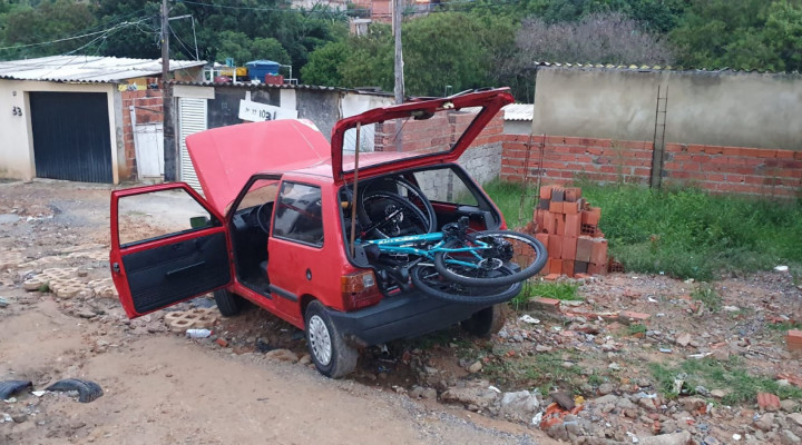 No Uno, os policiais encontraram duas bicicletas e um aro 