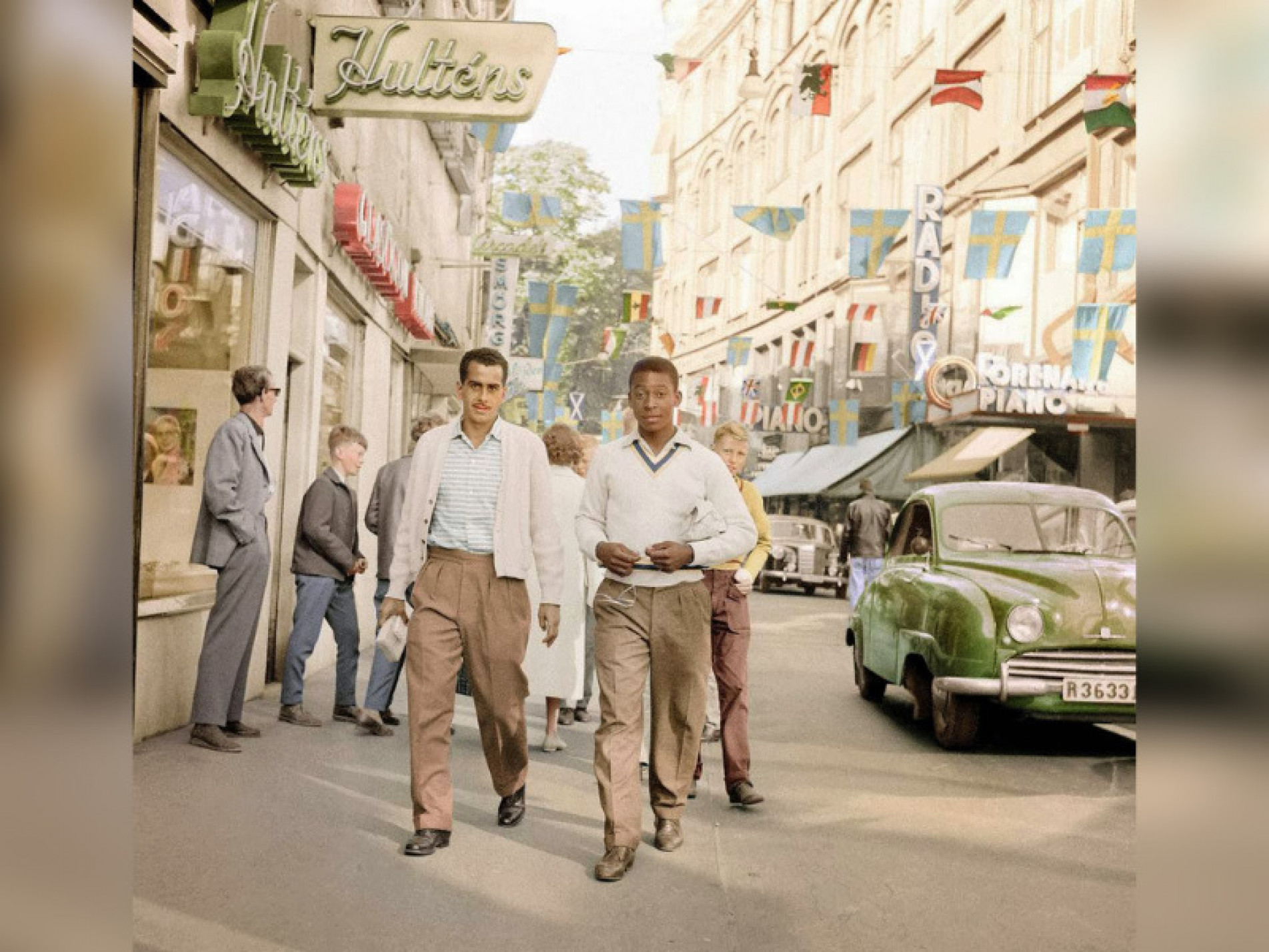 Torcendo do hospital, Pelé posta foto de sua primeira Copa