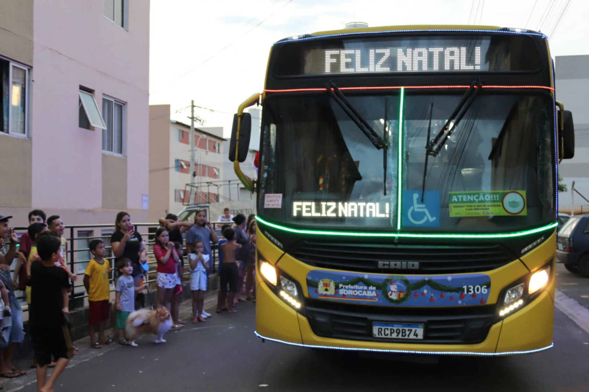 Ônibus customizado leva mensagem natalina a diversos locais
