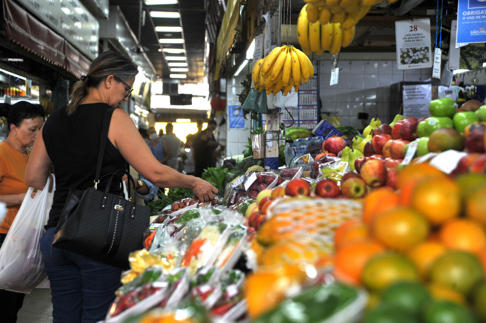As frutas de época atraem os consumidores que buscam seus produtos para a ceia de Natal e Ano-Novo