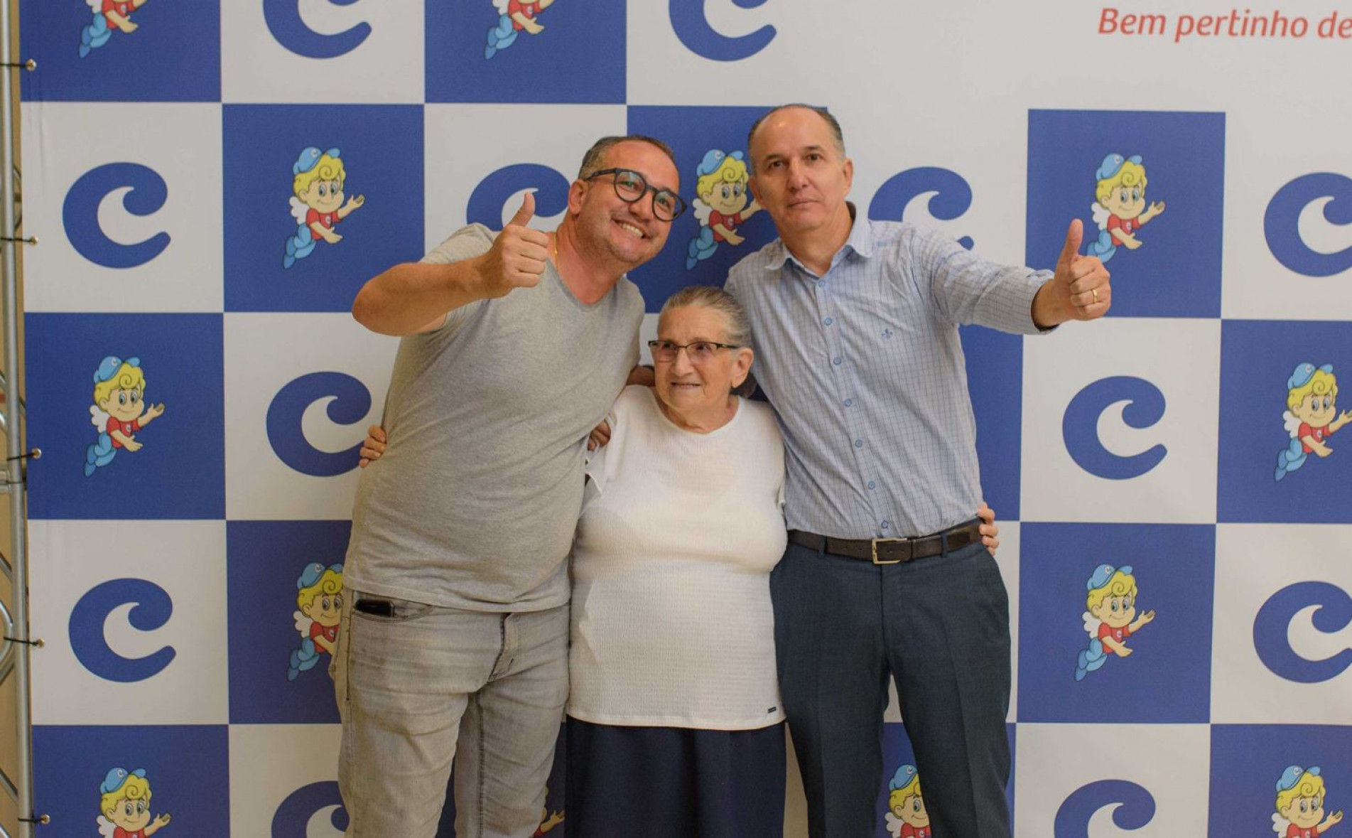 Adriano e Vitorino Corrêa junto da mãe, Maria Pereira Corrêa, fundadora da rede de supermercados