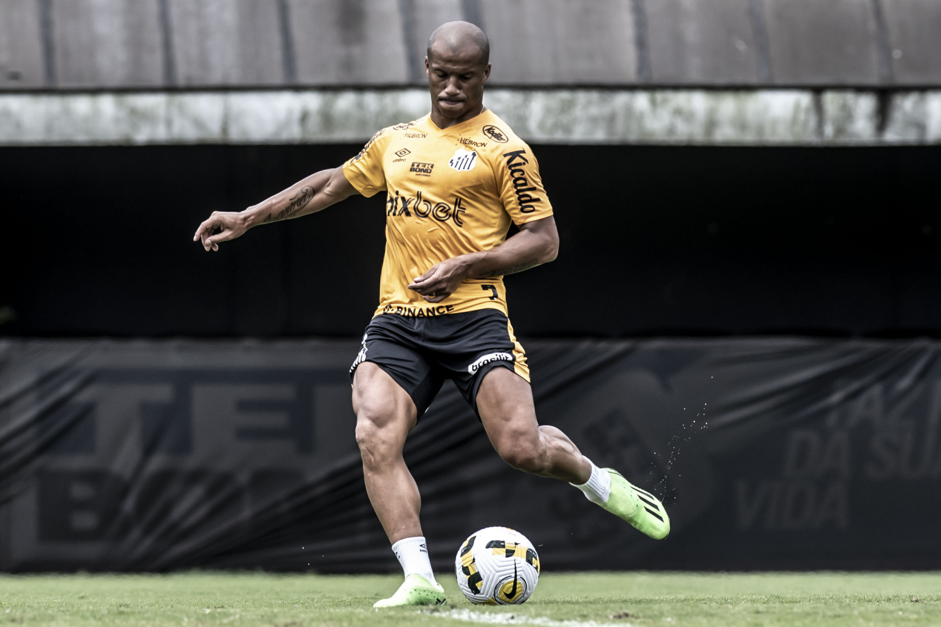 Volante do Santos ficará afastado temporariamente