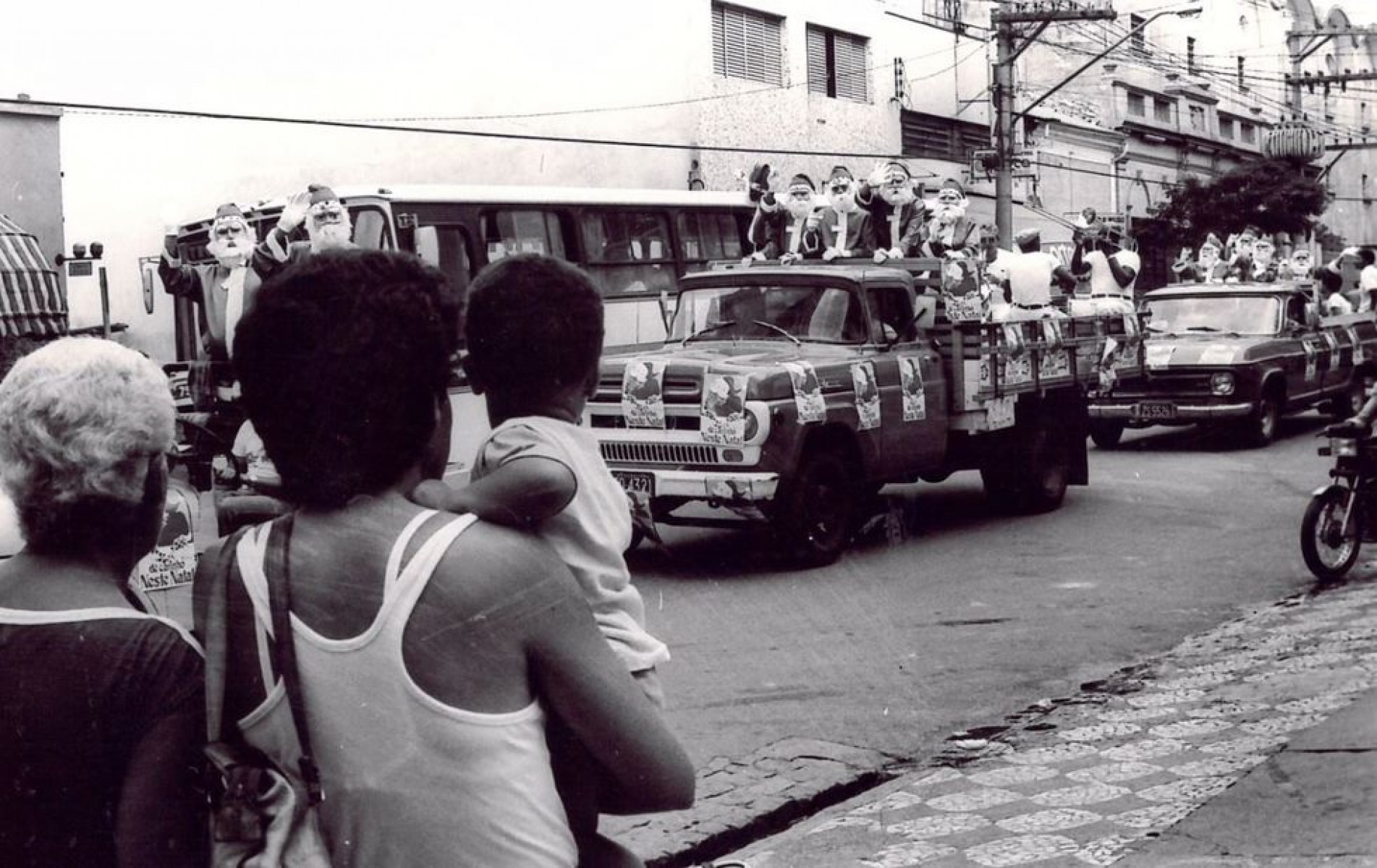 Desfile de Papais-Noéis pelas ruas encantava crianças e adultos, que aproveitam o clima natalino