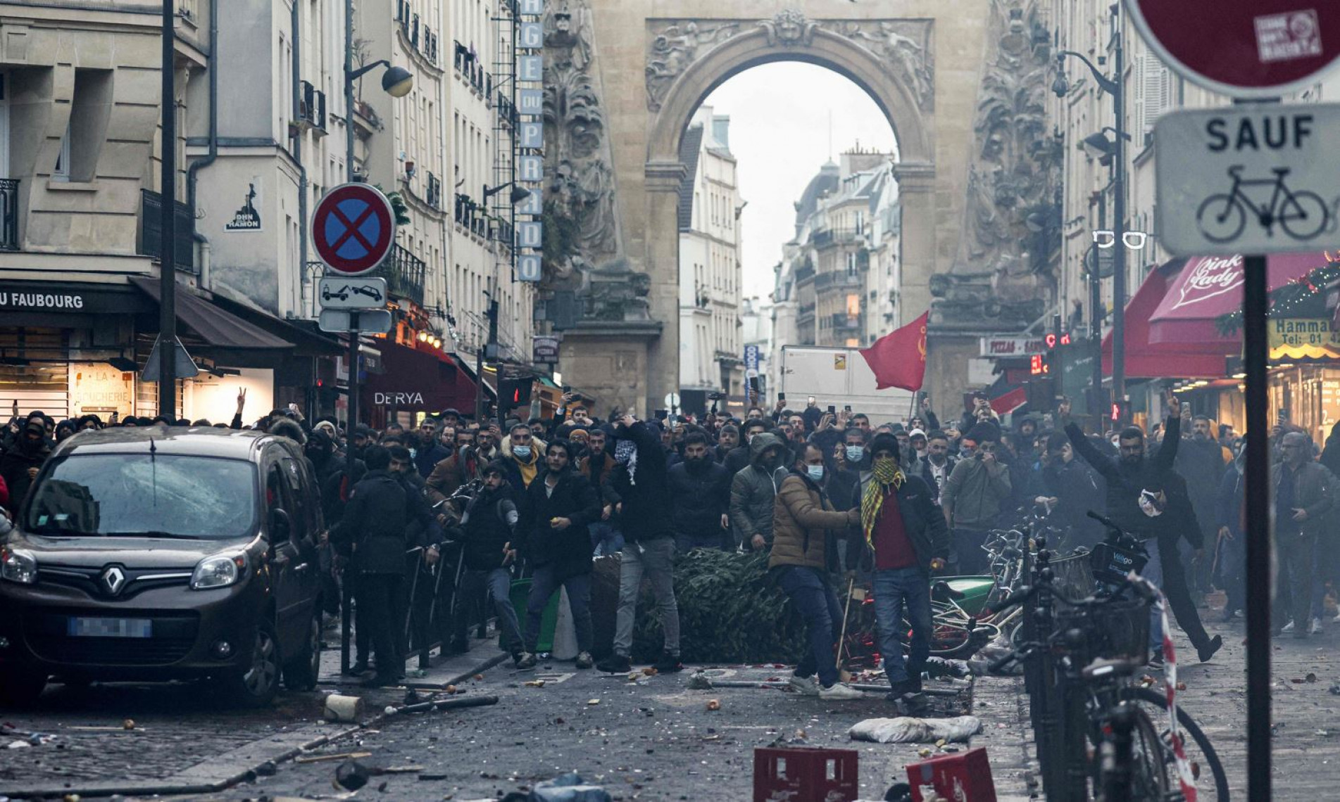 Houve, também, confronto entre manifestantes e policiais
