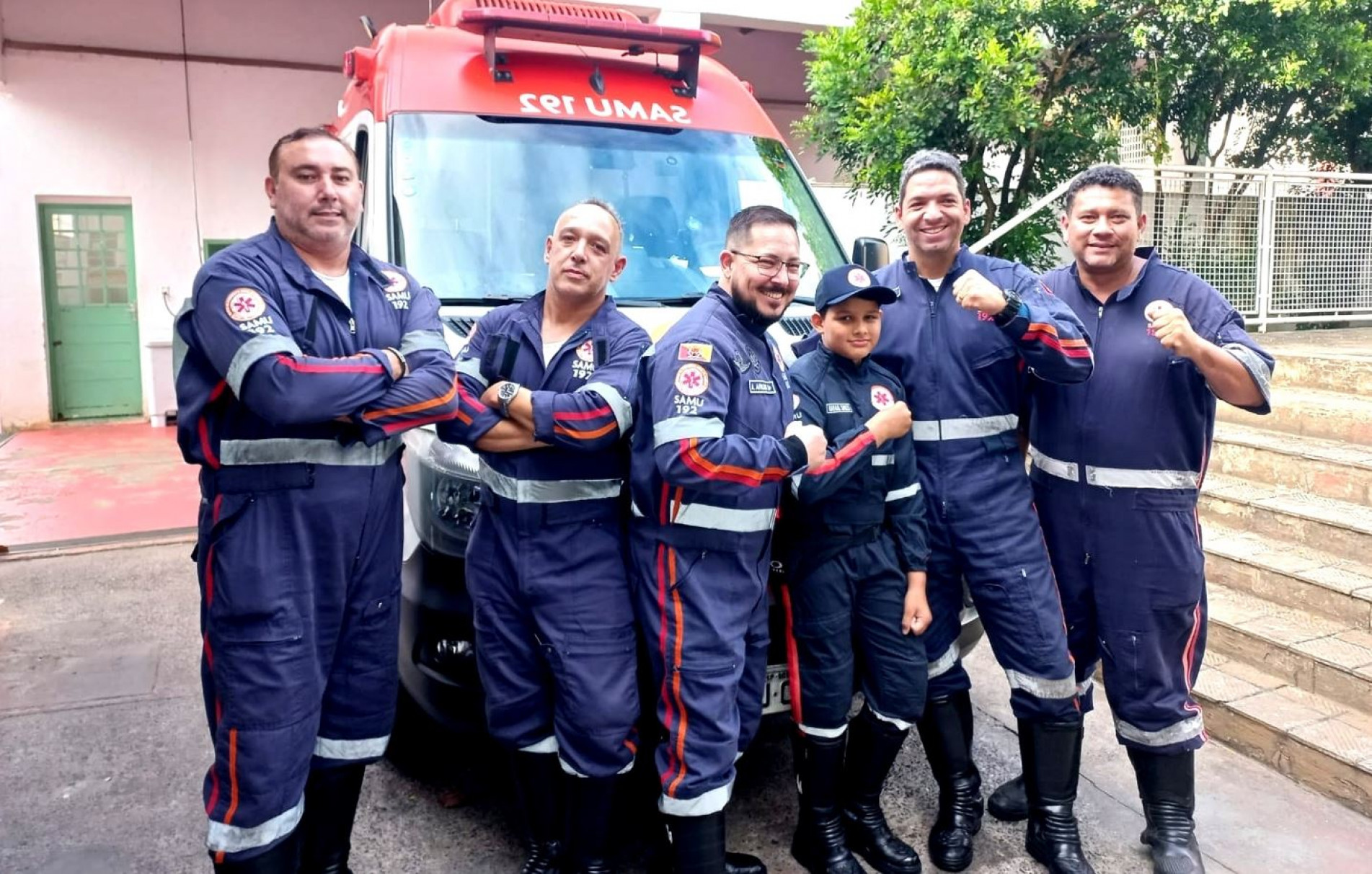 Equipe do Samu levou o garoto para visitar a sede da instituição e o presenteou com uniforme comprado por meio de uma 