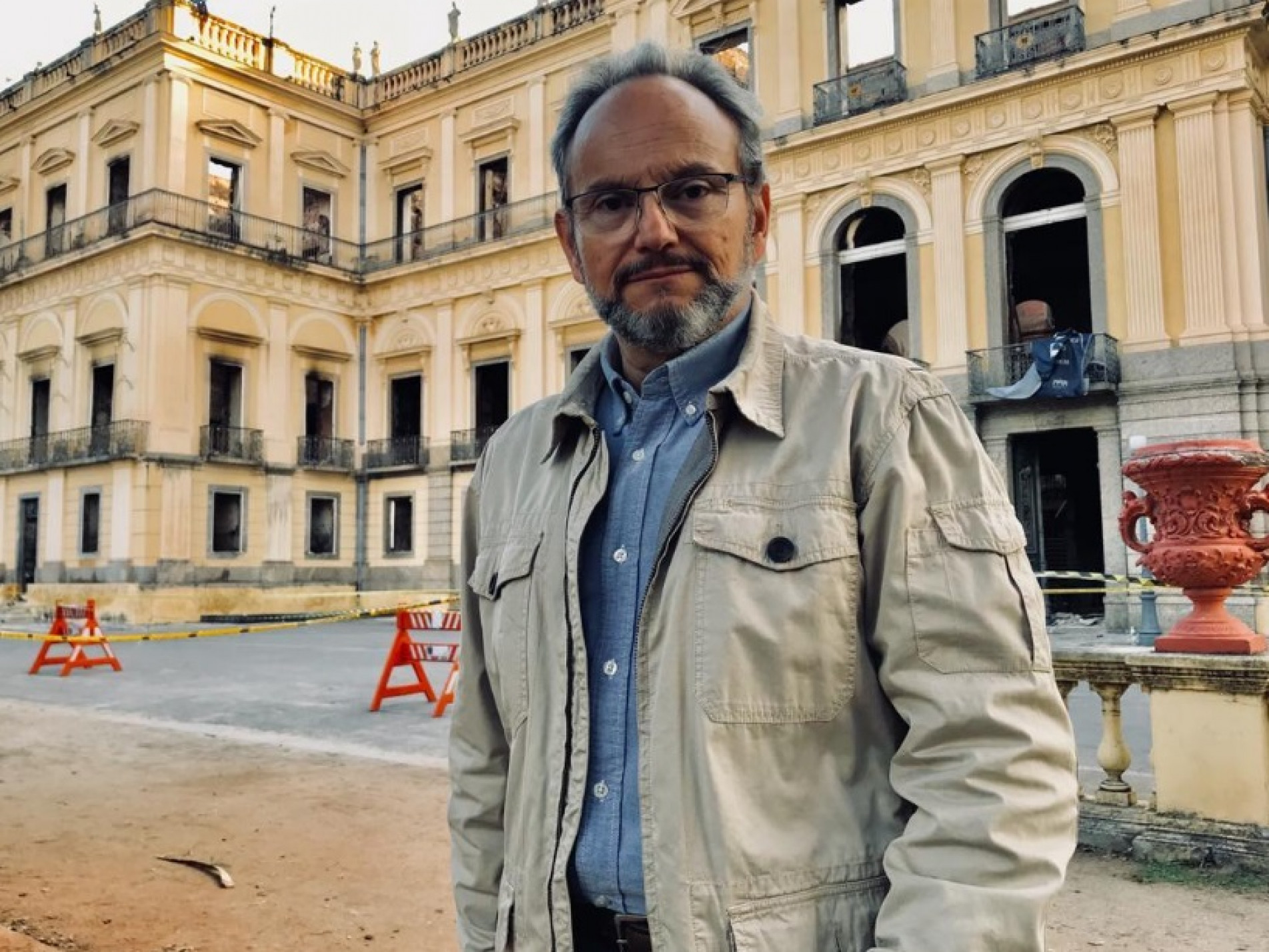 Ernesto Paglia em frente ao Museu Nacional, no Rio de Janeiro, durante produção de reportagem sobre a reconstrução do prédio pós incêndio