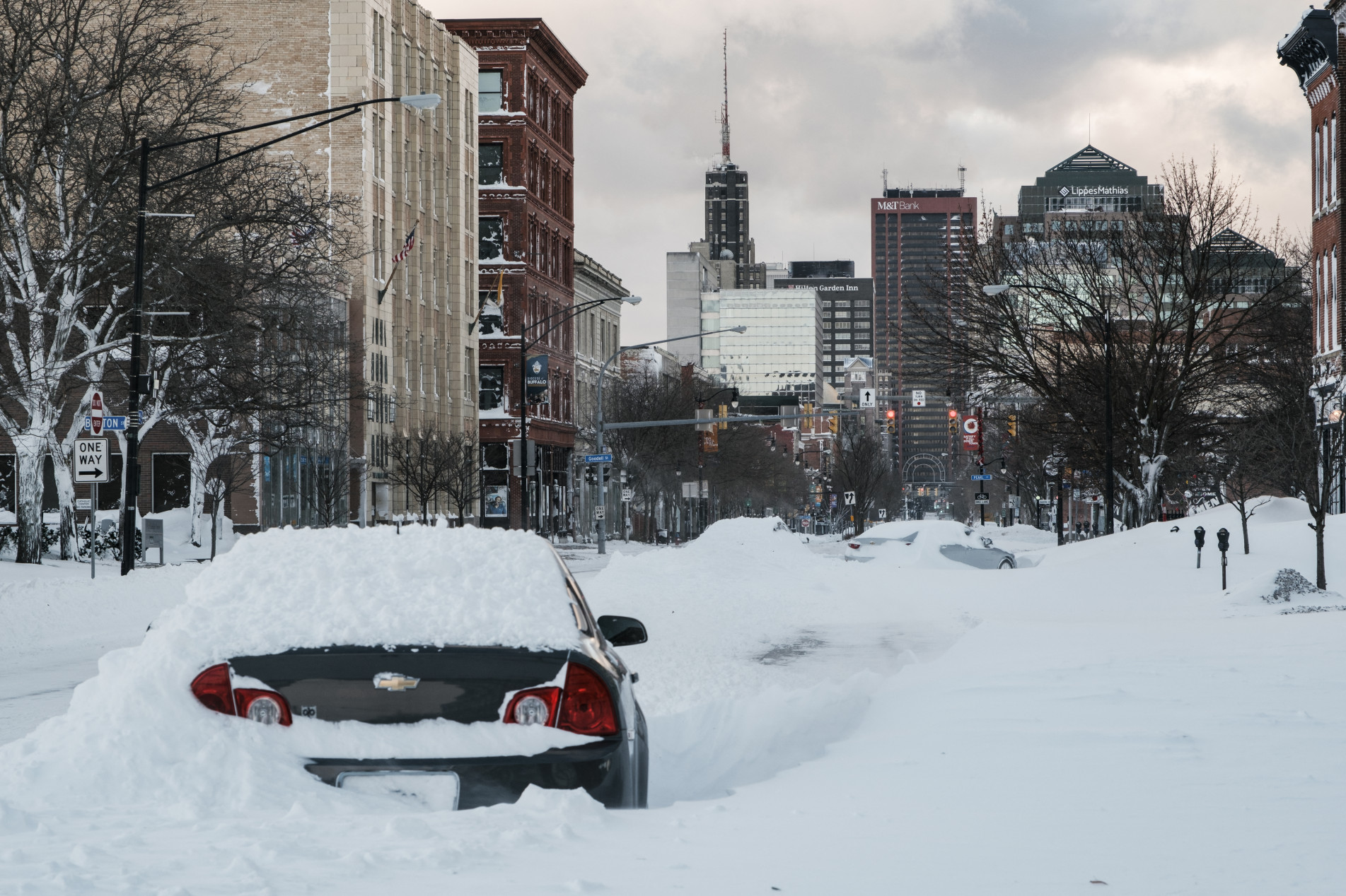  An abandoned vehicle is left under heavy snow along a street in Buffalo, New York, on December 25, 2022. - US emergency crews counted the grim costs of a colossal winter storm that brought Christmas chaos to millions, especially in hard-hit western New York, where the death toll reached 25 Monday in what authorities described as a 