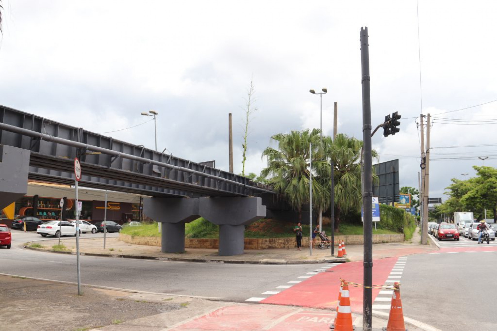 As duas hastes de sustentação já estão afixadas nas calçadas e, nos próximos dias, será colocada a parte superior