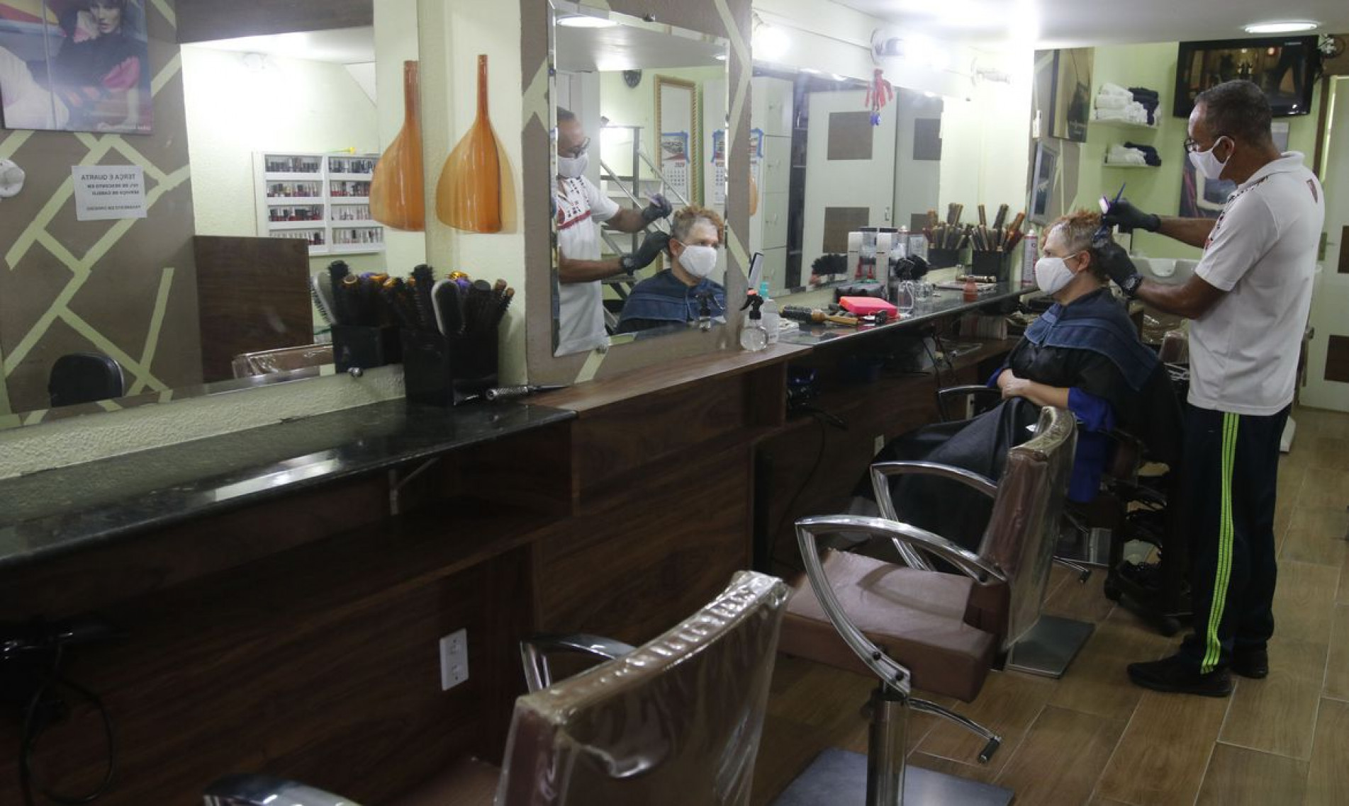 Rio de Janeiro - Salão de beleza na Tijuca funciona em reabertura antecipada do comércio de rua pela Prefeitura, com flexibilização das medidas de isolamento social pela pandemia do novo coronavírus (covid-19). (Fernando Frazão/Agência Brasil)
