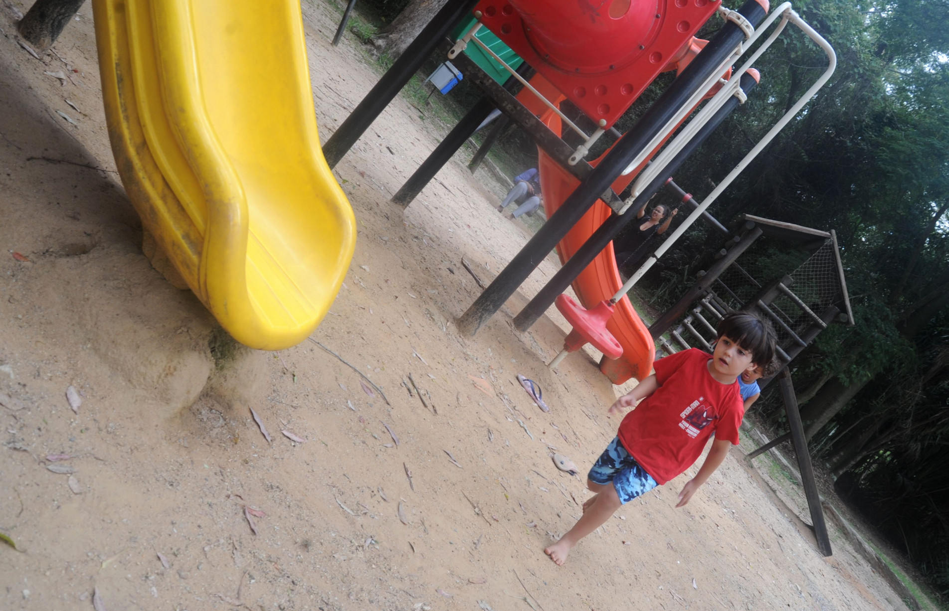 André, de 3 anos, se divertiu nos brinquedos do Parque Chico Mendes