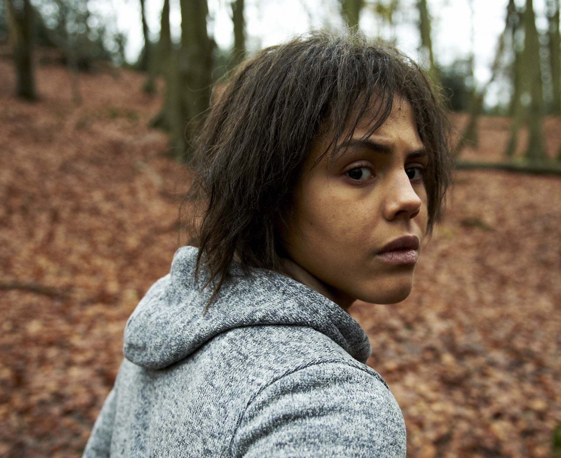 Victoria (Lenora Crichlow) em desespero a procura de socorro