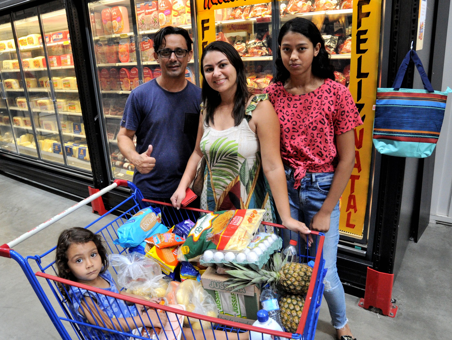 Ademilson foi ao supermercado ontem, com a esposa, a filha de 4 anos e a sobrinha: 