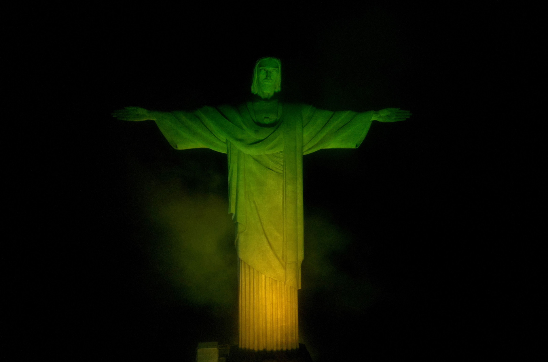 Cristo Redentor homenageou Pelé com luz verde e amarela