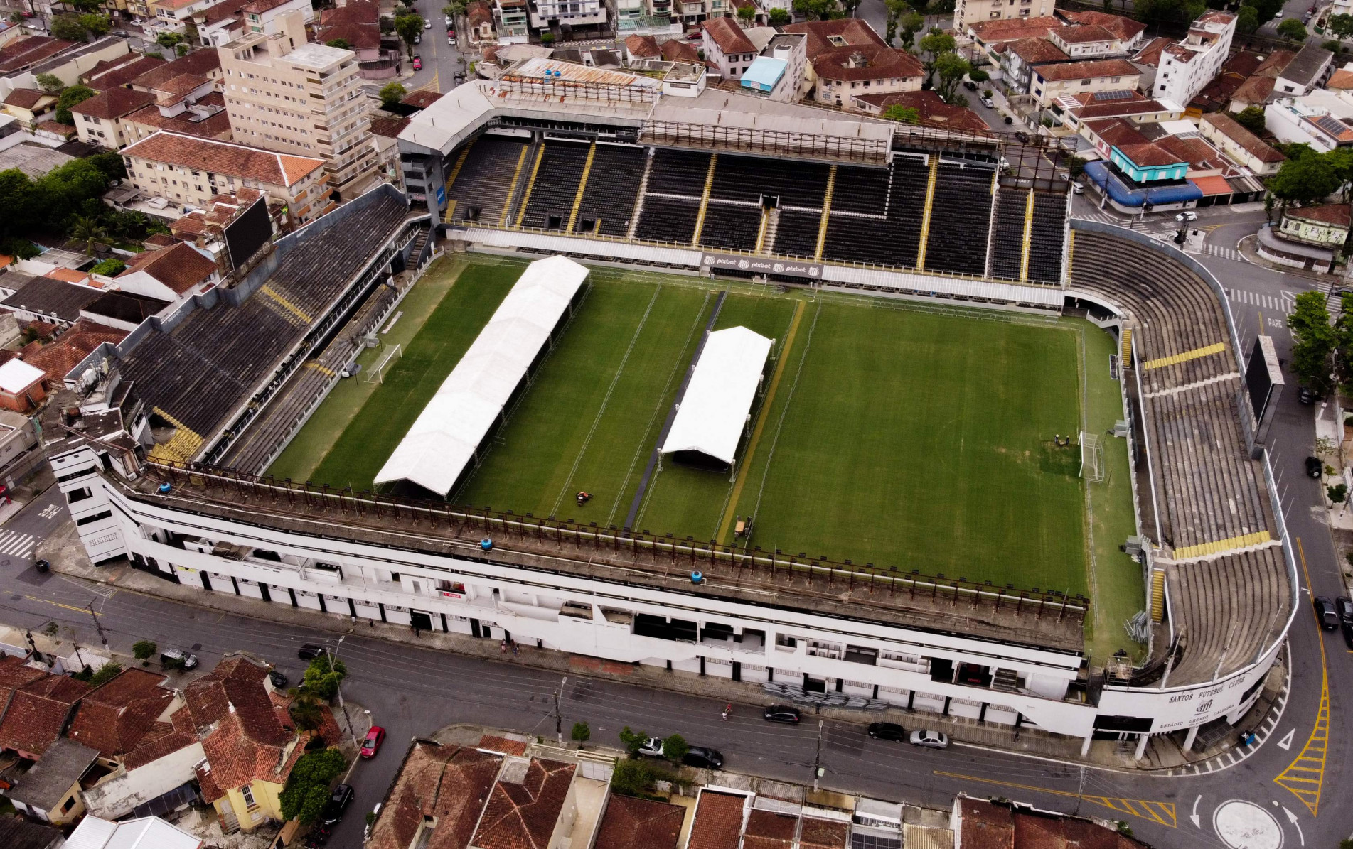 Tenda para o caixão foi montada no gramado