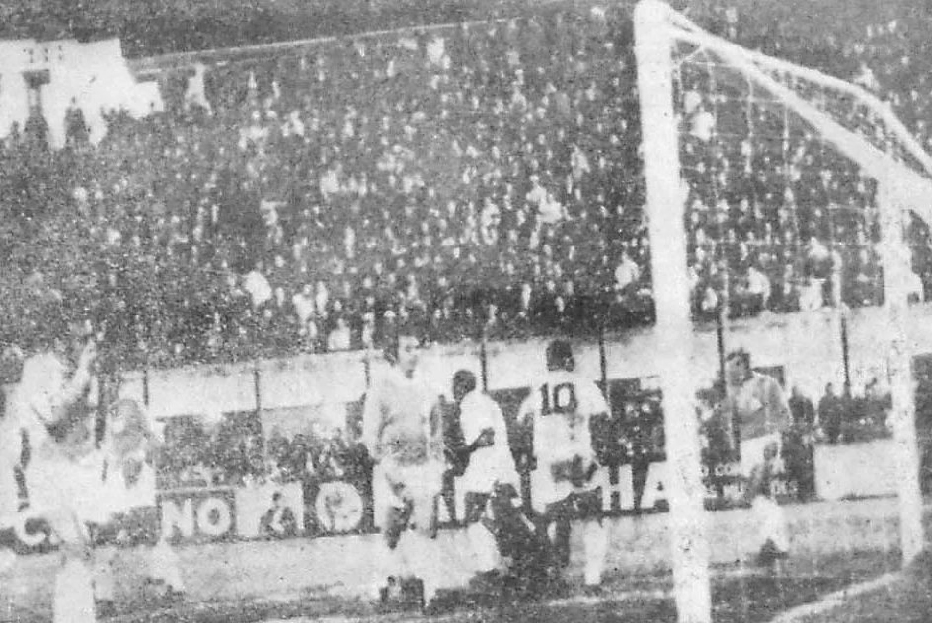 Pelé, em jogo no estádio Humberto Reale, jogo São Bento x Santos, na década de 1960
