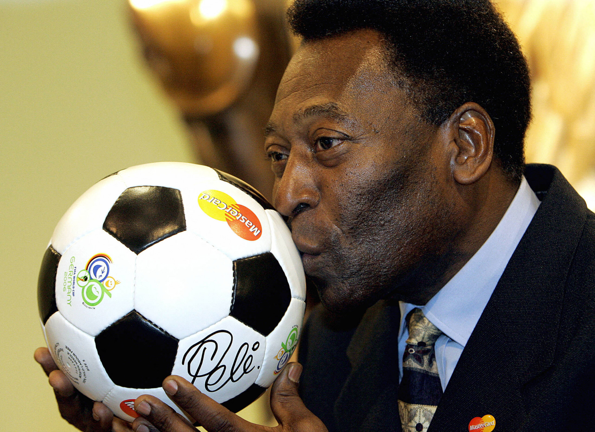  (FILES) In this file photo taken on December 08, 2005, Brazilian football legend Pele kisses a ball, during a presentation in Leipzig on the eve of the final draw of the Fifa football World Cup 2006. - The hospital treating Brazilian football great Pele announced on December 21, 2022, a 