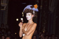 Kate Moss no desfile de Vivienne Westwood da coleção de verão 1994 em Paris - Pool ARNAL/GARCIA/Getty Images