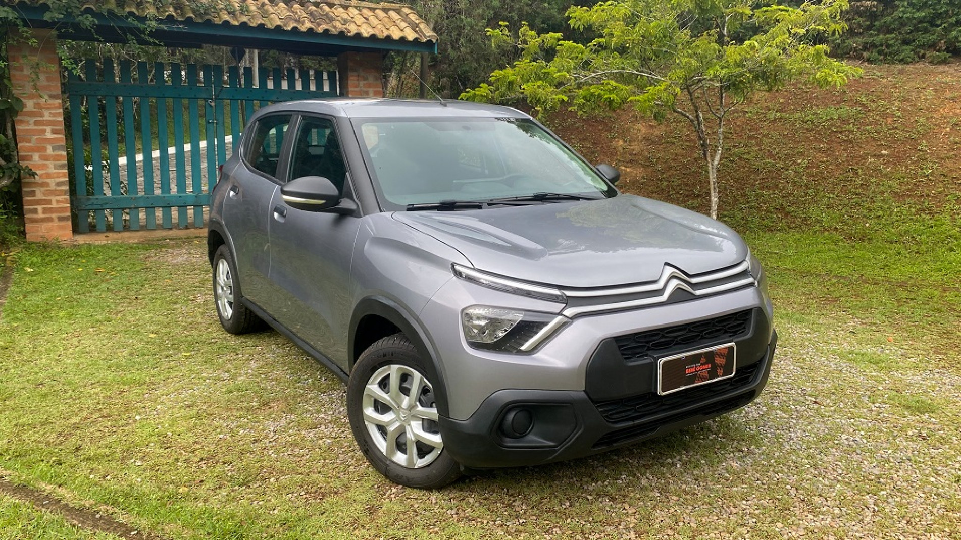 O C3 tem algumas características dos SUVs, como o porte altinho e as linhas quadradas nas laterais