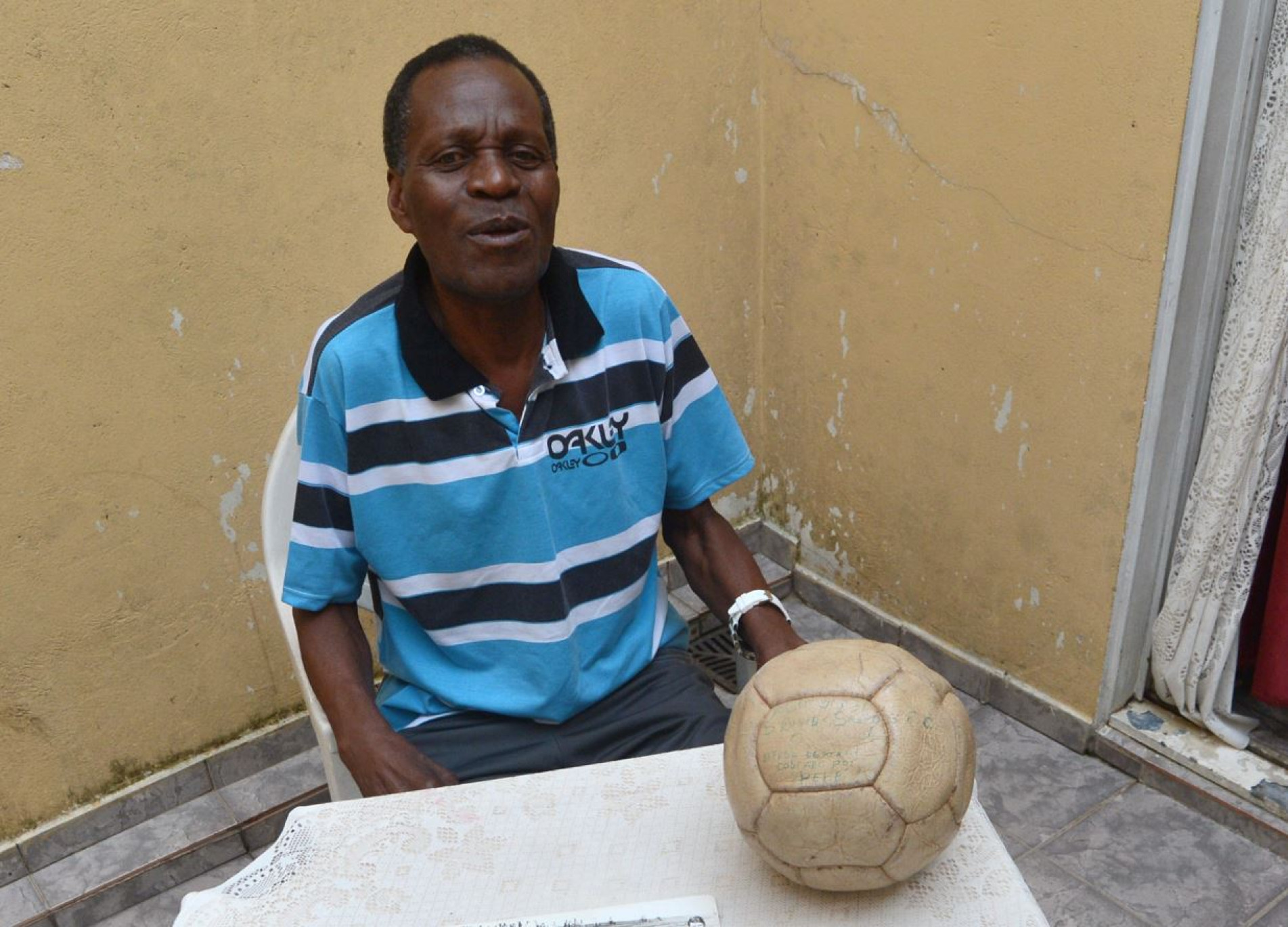 Lourenço, ex-goleiro do São Bento, guarda a bola do jogo