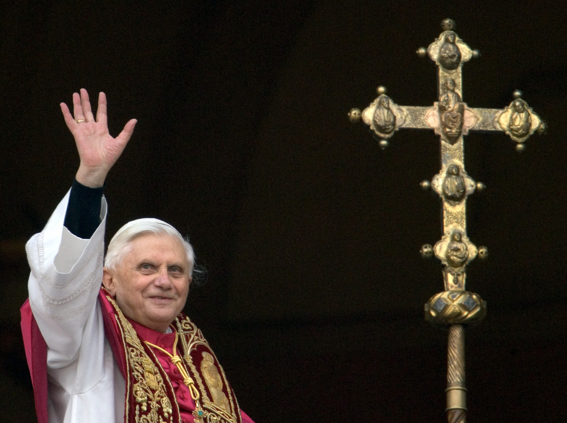  (FILES) In this file photo taken on April 19, 2005 Germany's Joseph Ratzinger, the new Pope Benedict XVI, waves to crowd from the window of St Peter's Basilica's main balcony after being elected the 265th pope of the Roman Catholic Church at the Vatican City. - Former pope Benedict XVI has died at the age of 95, the Vatican announced on December 31, 2022, almost a decade after he became the first pontiff to resign in six centuries. The German pope emeritus, whose birth name was Joseph Ratzinger, had been living a quiet life in a former convent inside the Vatican grounds since his shock decision to step down in February 2013. (Photo by Patrick HERTZOG / AFP)