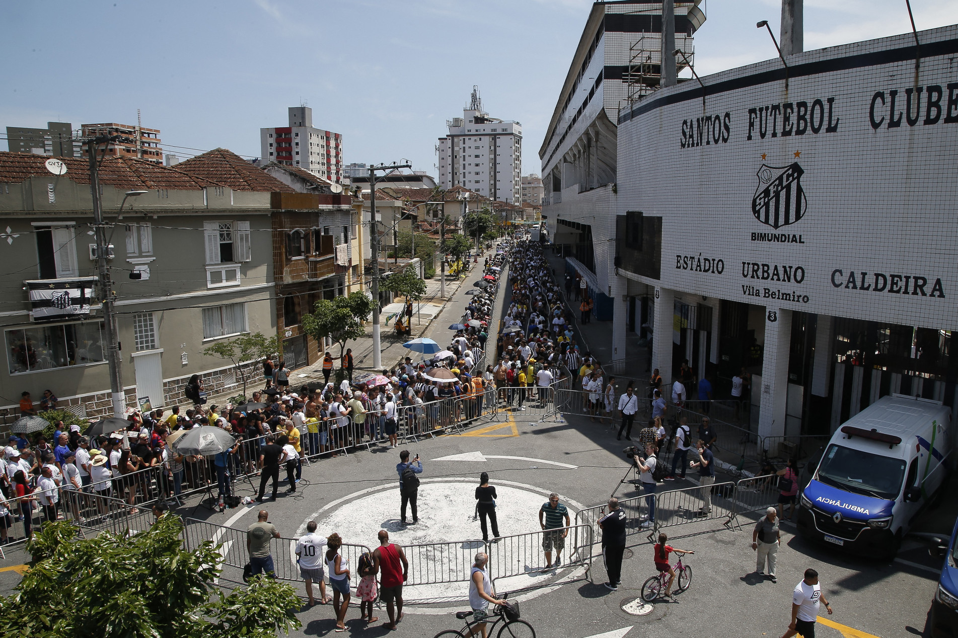  Fans of late Brazilian football legend Pele gather outside the Urbano Caldeira stadium to attend his wake in Santos, Sao Paulo, Brazil on January 2, 2023. - Brazilians bid a final farewell this week to football giant Pele, starting Monday with a 24-hour public wake at the stadium of his long-time team, Santos. (Photo by Miguel SCHINCARIOL / AFP)
      Caption