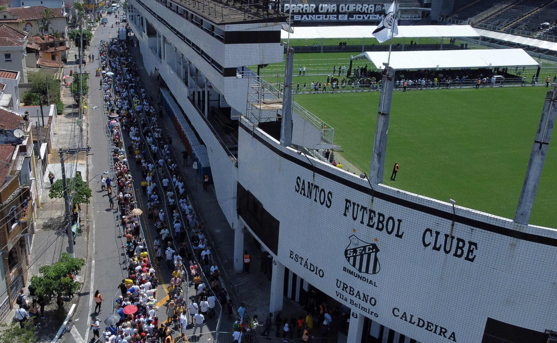 Houve filas na entrada do estádio durante todo o dia para as últimas homenagens