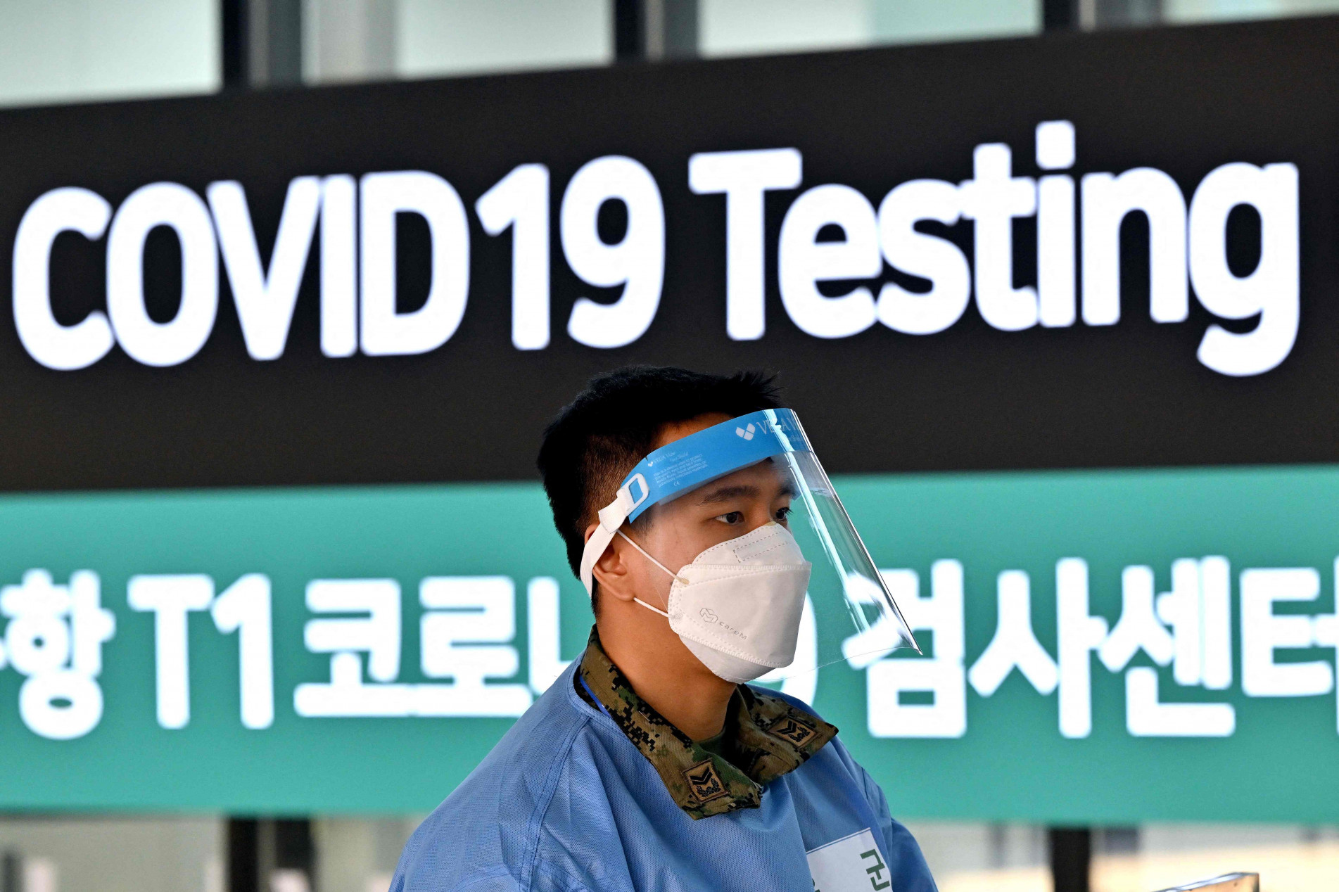 Funcionário da saúde aguarda chegada de chineses no aeroporto de Seul, na Coreia