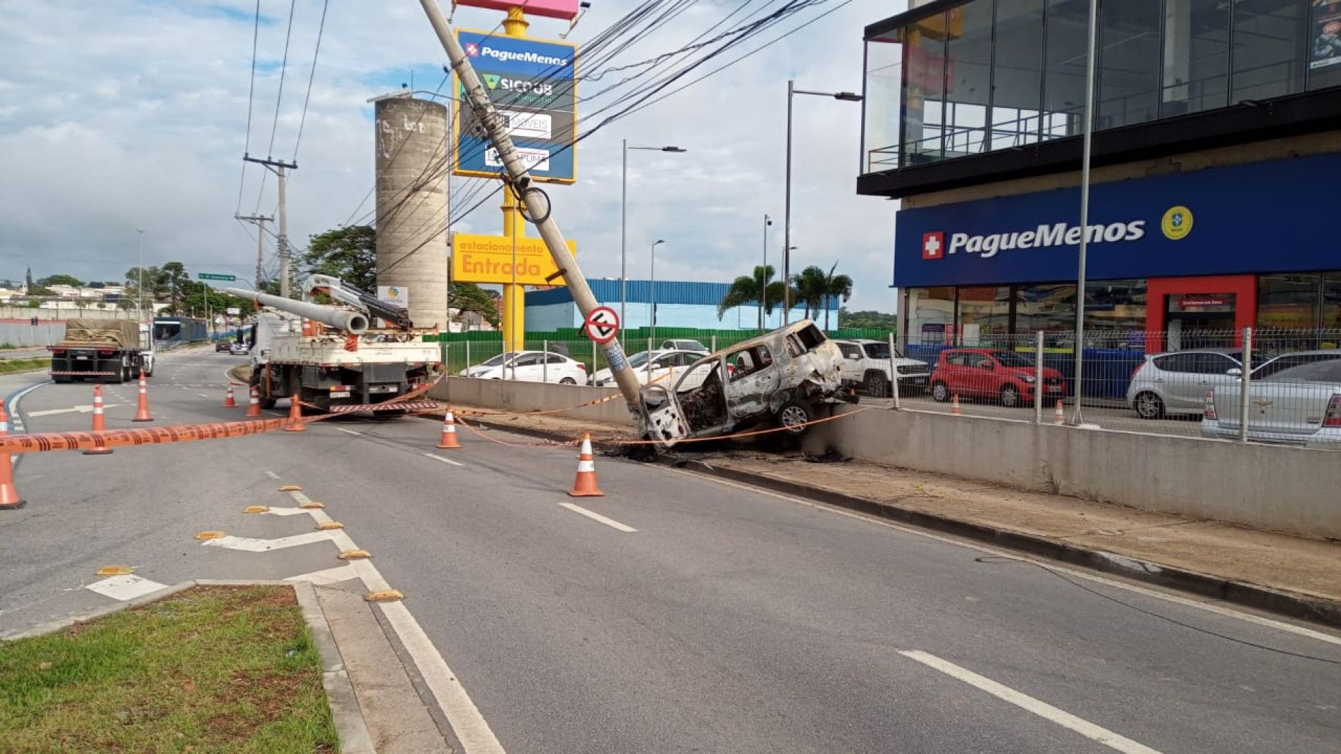 Duas faixas da avenida Ipanema, sentindo bairro, foram interditadas