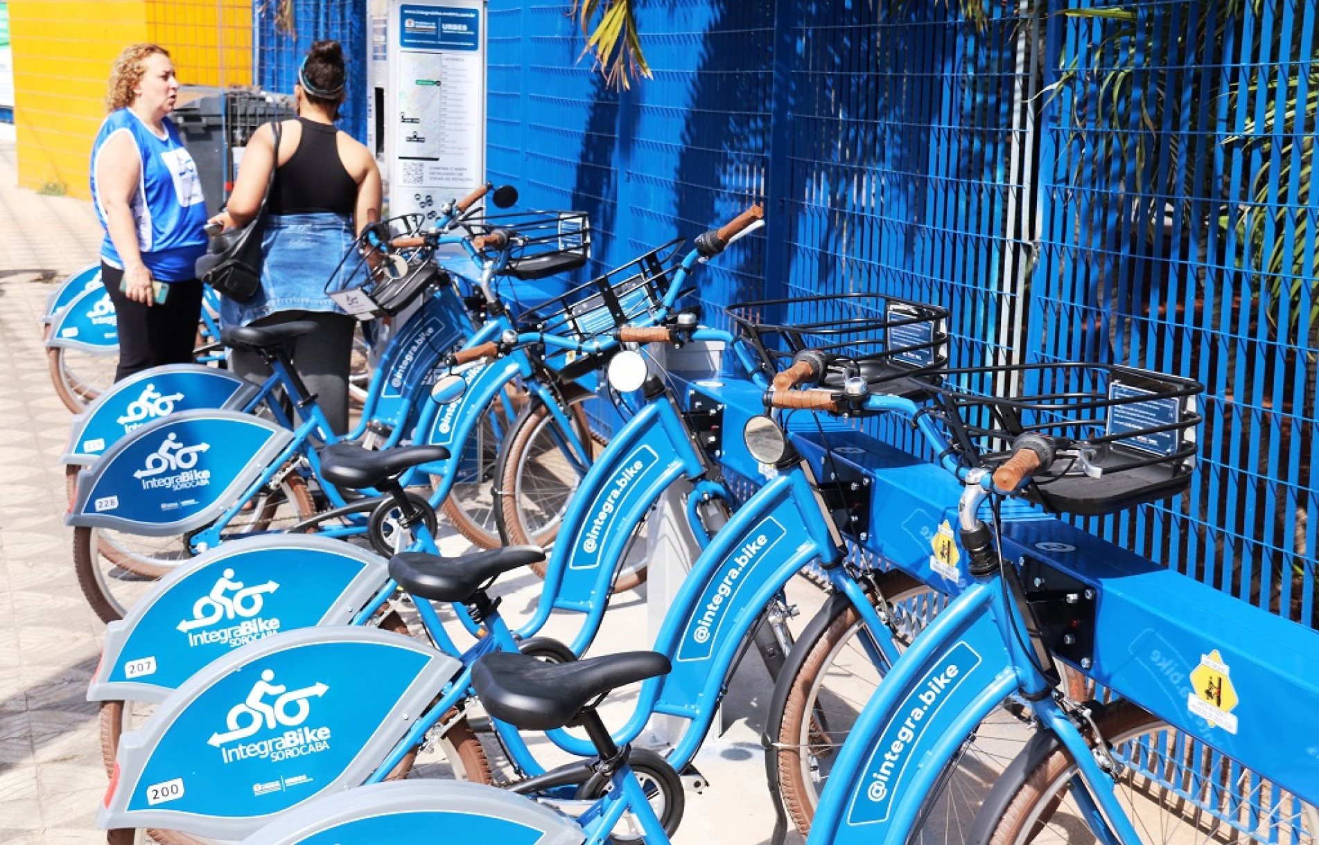 O serviço de retirada e devolução de bicicletas públicas compartilhadas é gratuito para a população 