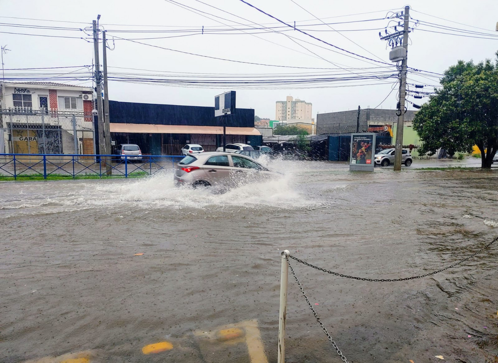 Enxurrada na avenida Ipanema, próximo a rua Castanho Taques, por volta das 16h30