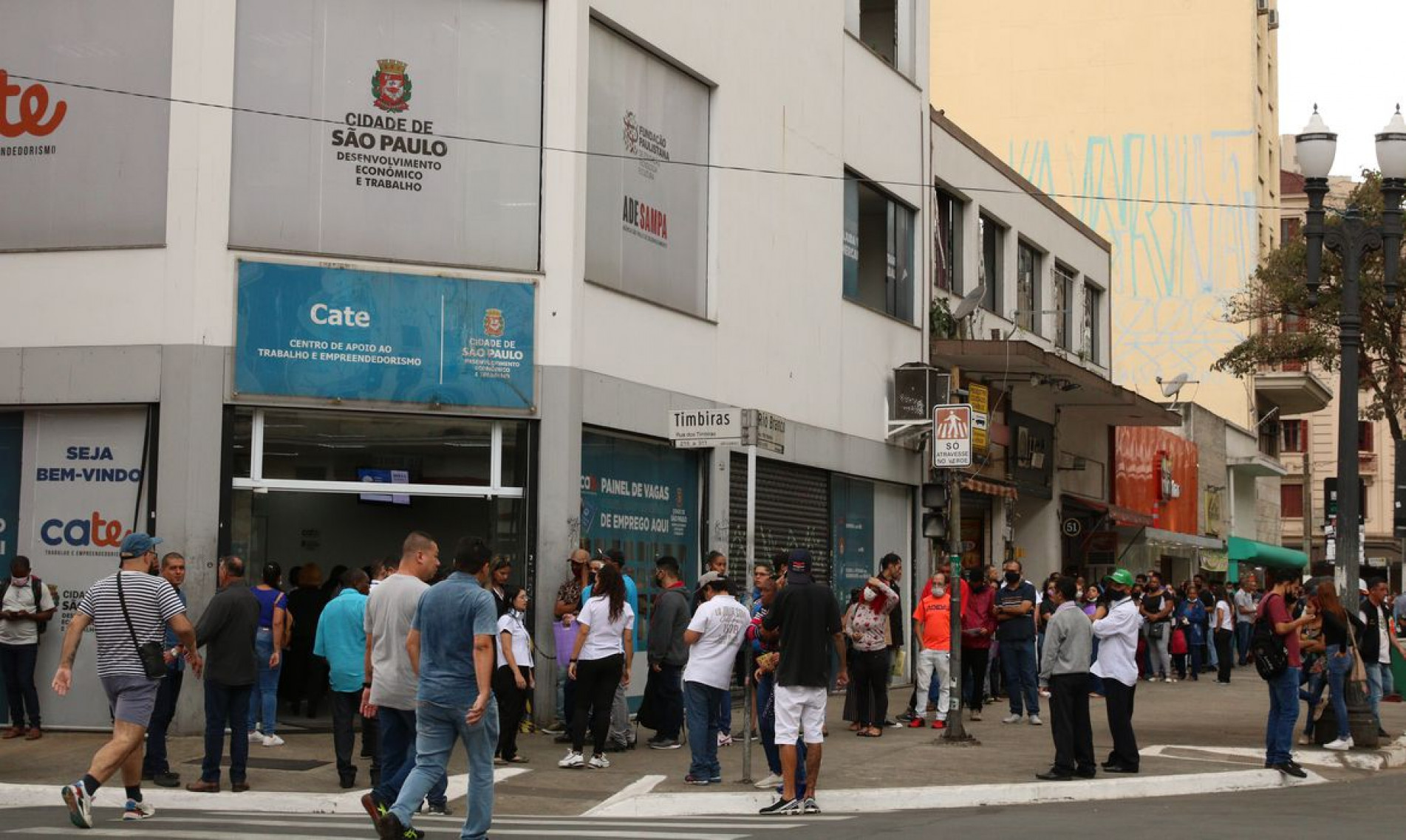 Fila no mutirão de emprego realizado pela Prefeitura de São Paulo no Cate Central da Avenida Rio Branco.