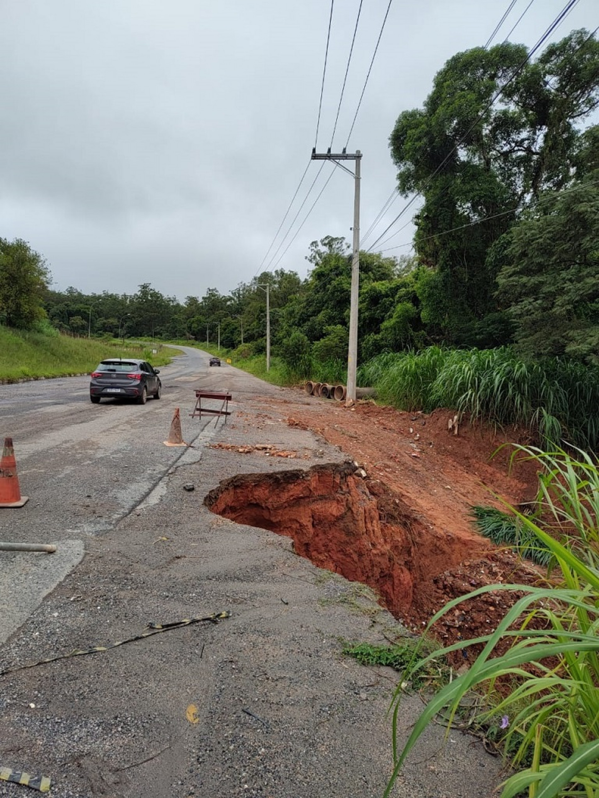 Enxurrada provocou uma grande erosão na estrada Alberto Cocozza, que liga Mairinque a São Roque
