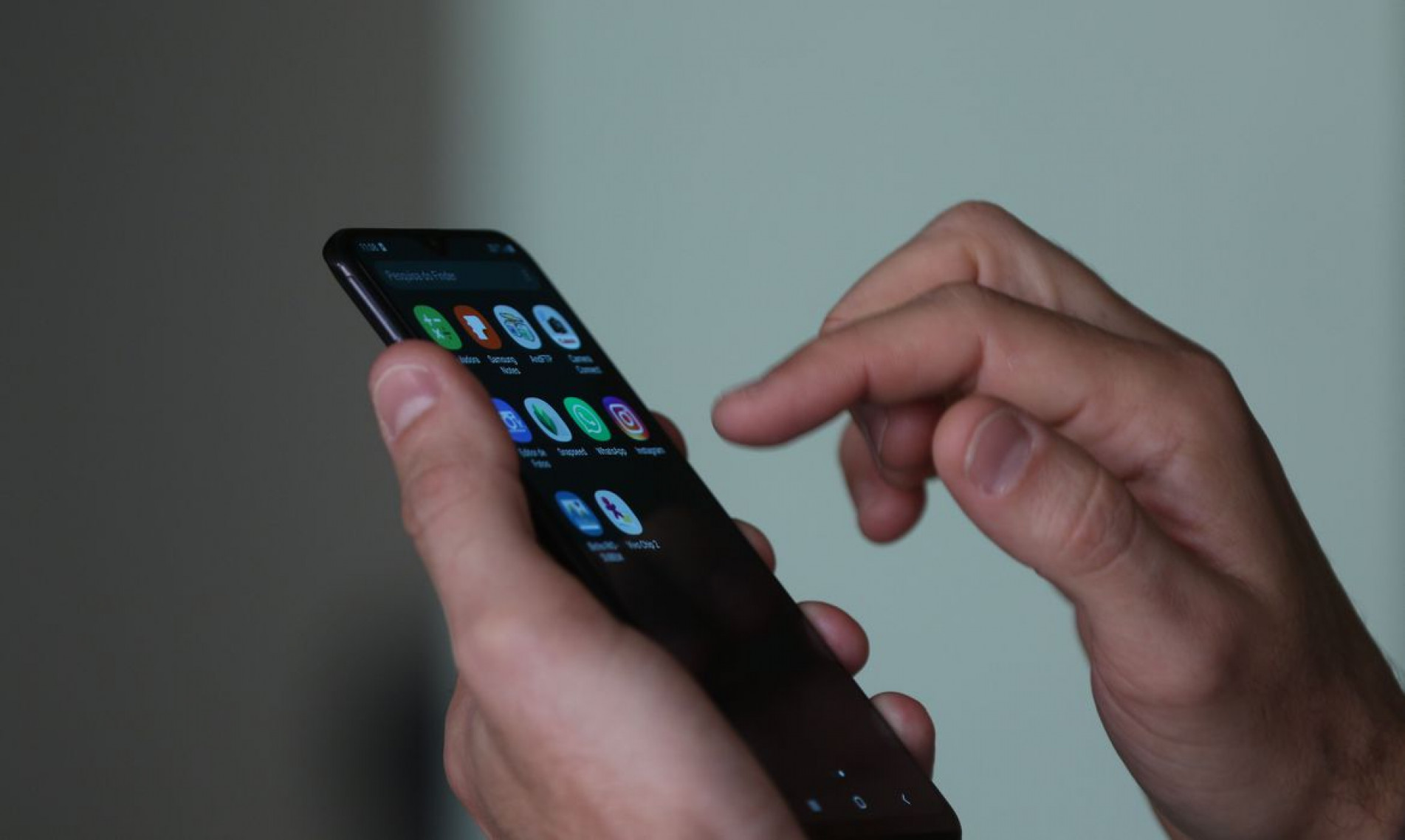 Smartphone, celular,  em uso.