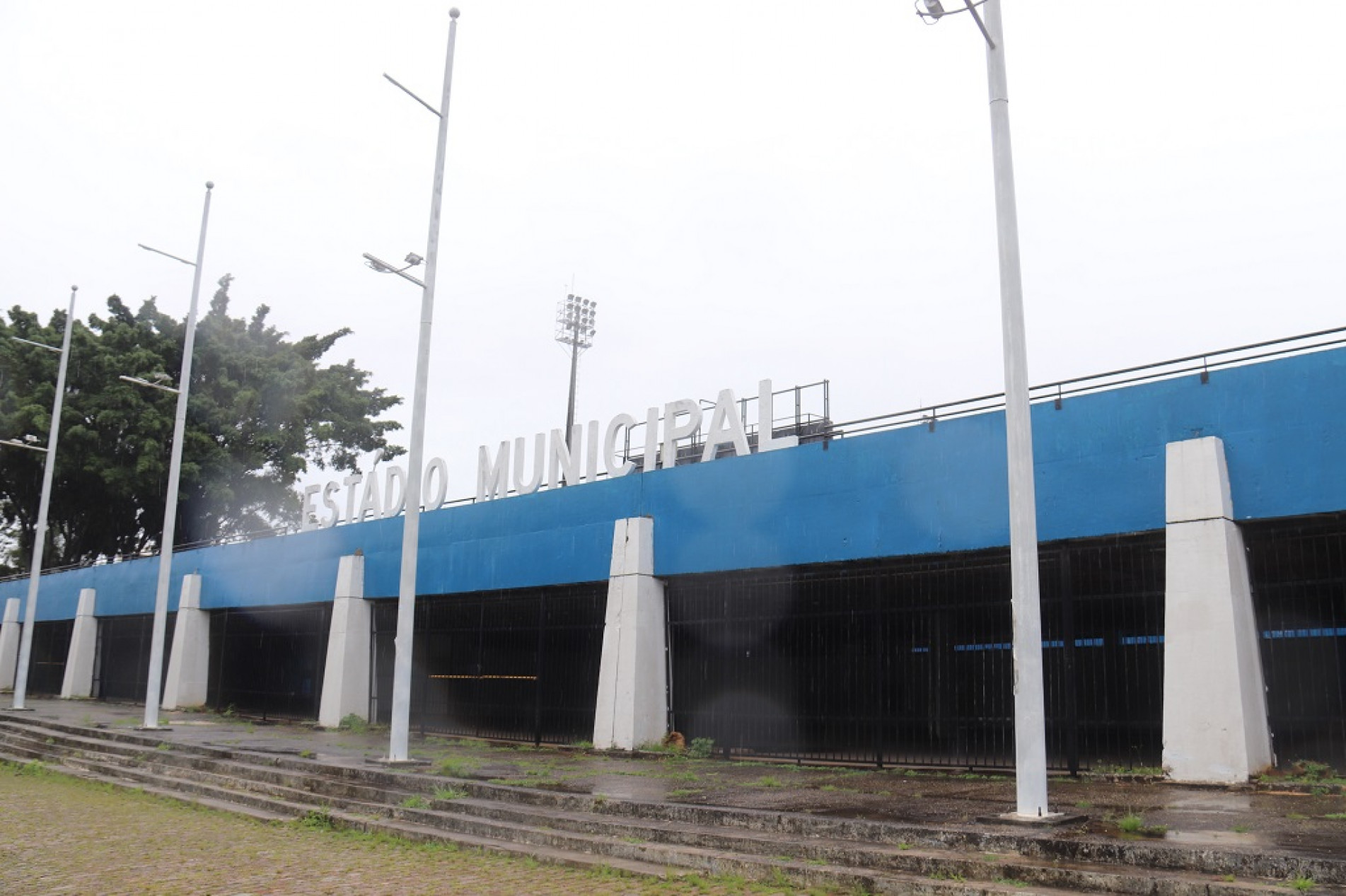 Após manutenção do gramado, estádio está sendo pintado para os jogos do São Bento