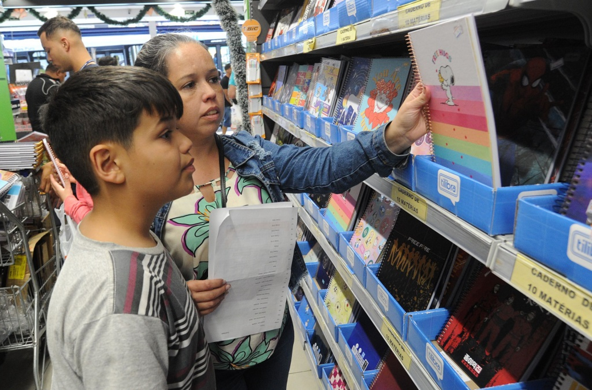 Miguel e Lara chegam à loja pensando em comprar itens mais caros, mas acabam aceitando as orientações da mãe