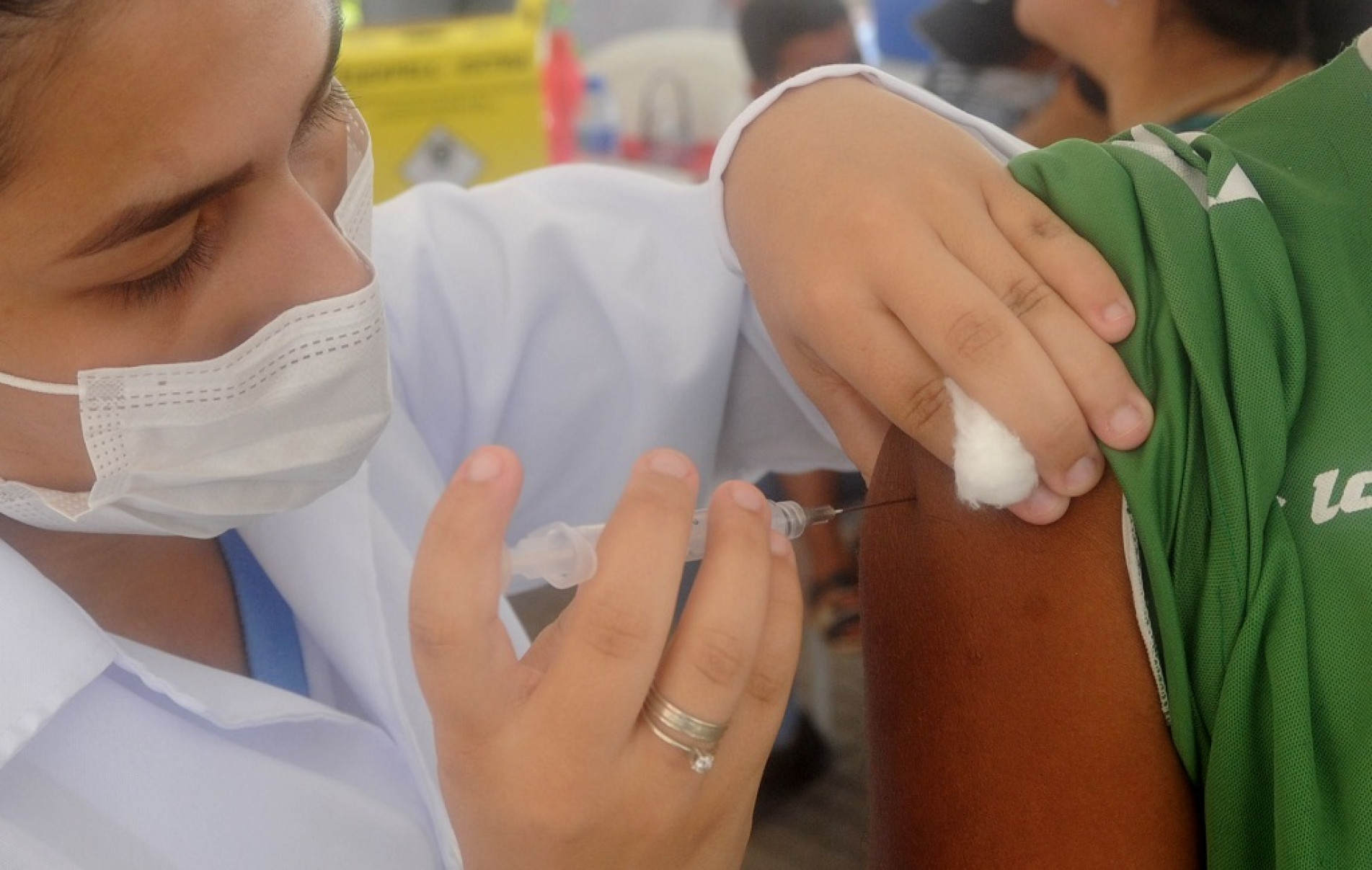 Pessoas com 58 anos ou mais j&aacute; podem tomar a vacina bivalente a partir desta ter&ccedil;a-feira (2), em Sorocaba