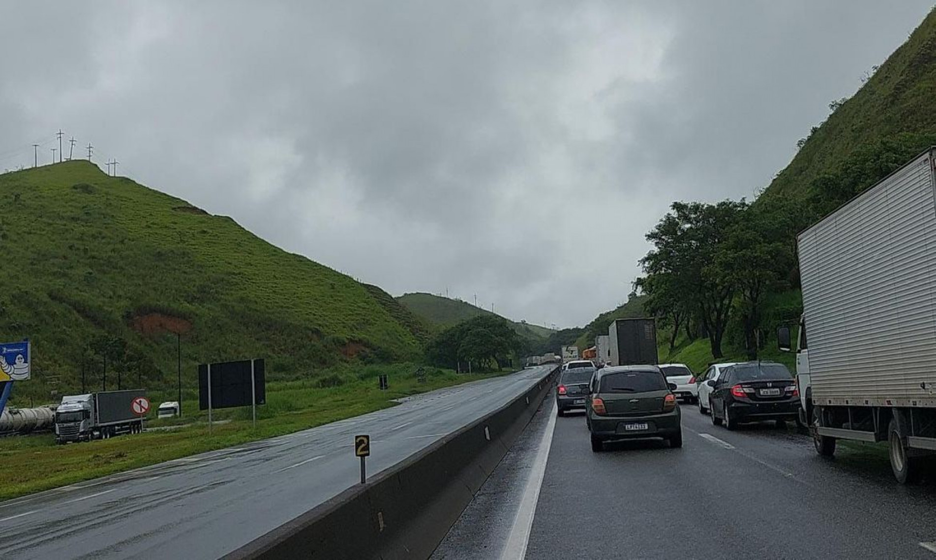 Queda de barreira provoca interdição na Via Dutra, no Rio