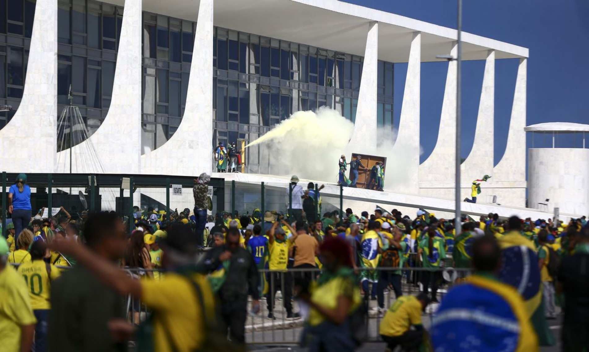 Manifestantes invadem Congresso, STF e Pal&aacute;cio do Planalto