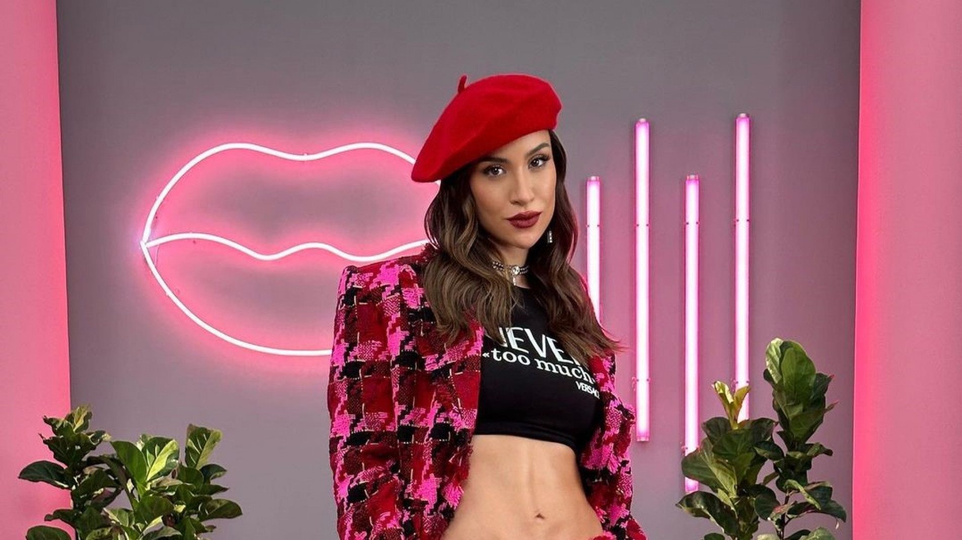 Bianca Andrade (ou Boca Rosa) apostando na cor de 2023: viva magenta