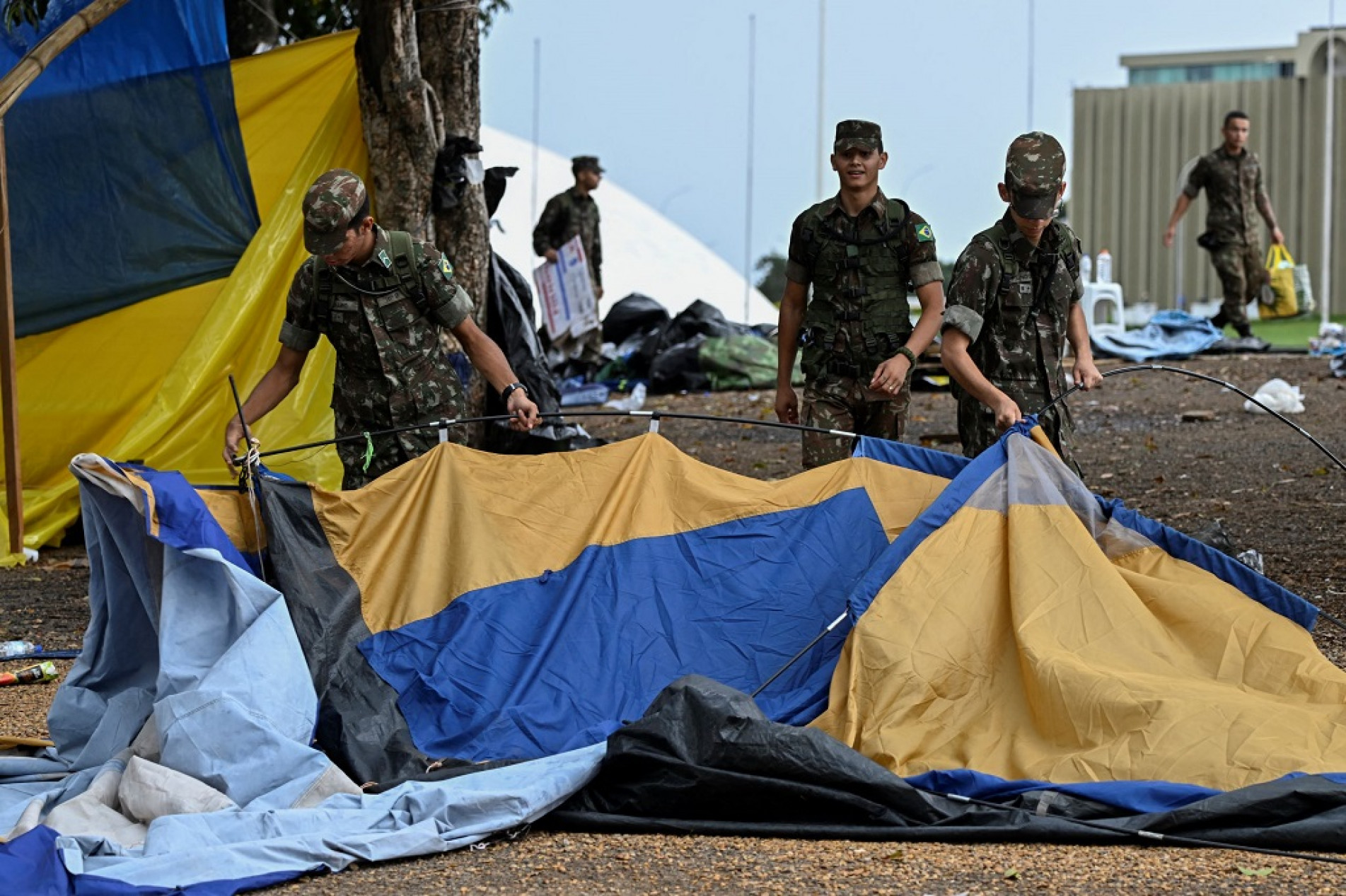 Soldados do exército desmontam acampamento de manifestantes, em Brasília
