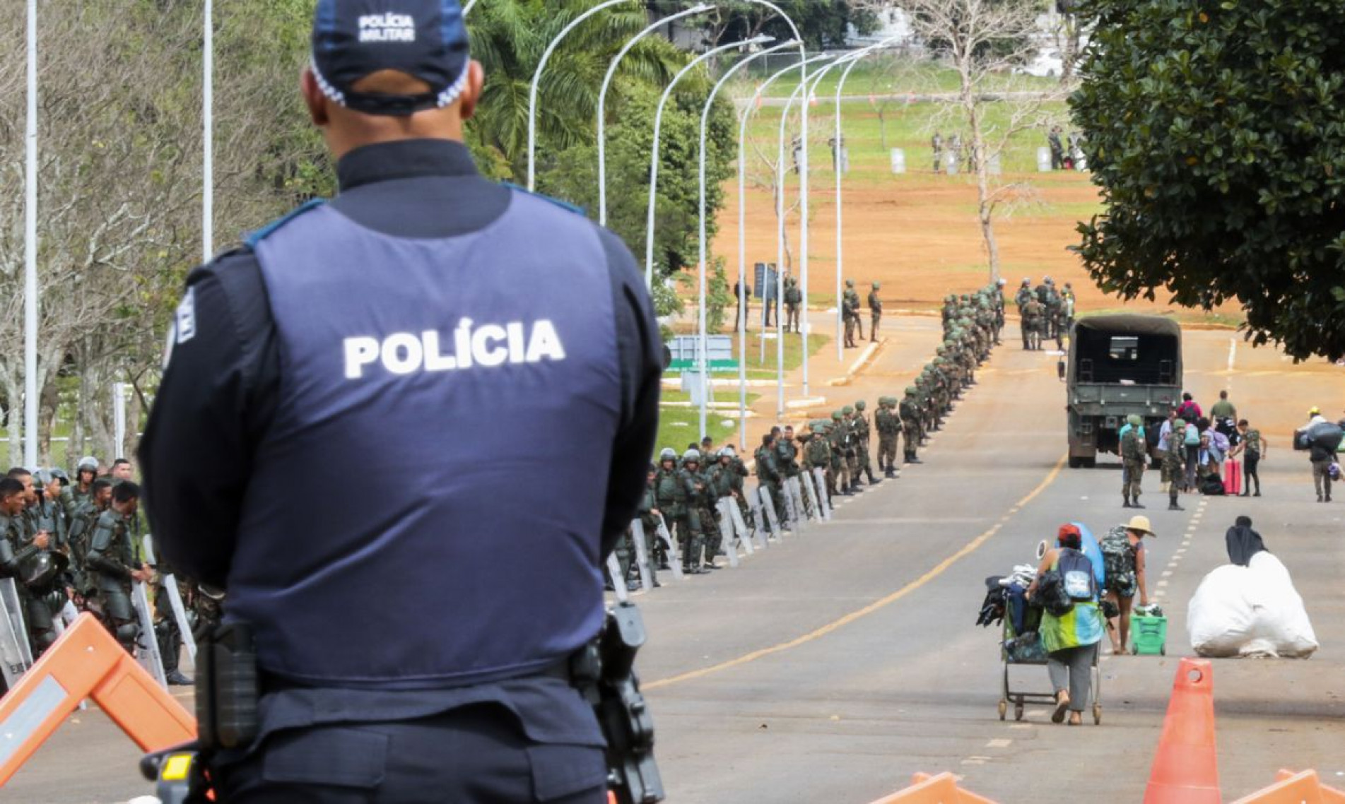Polícia e Exército se concentram na frente do QG do Exército para desmobilizar acampamento