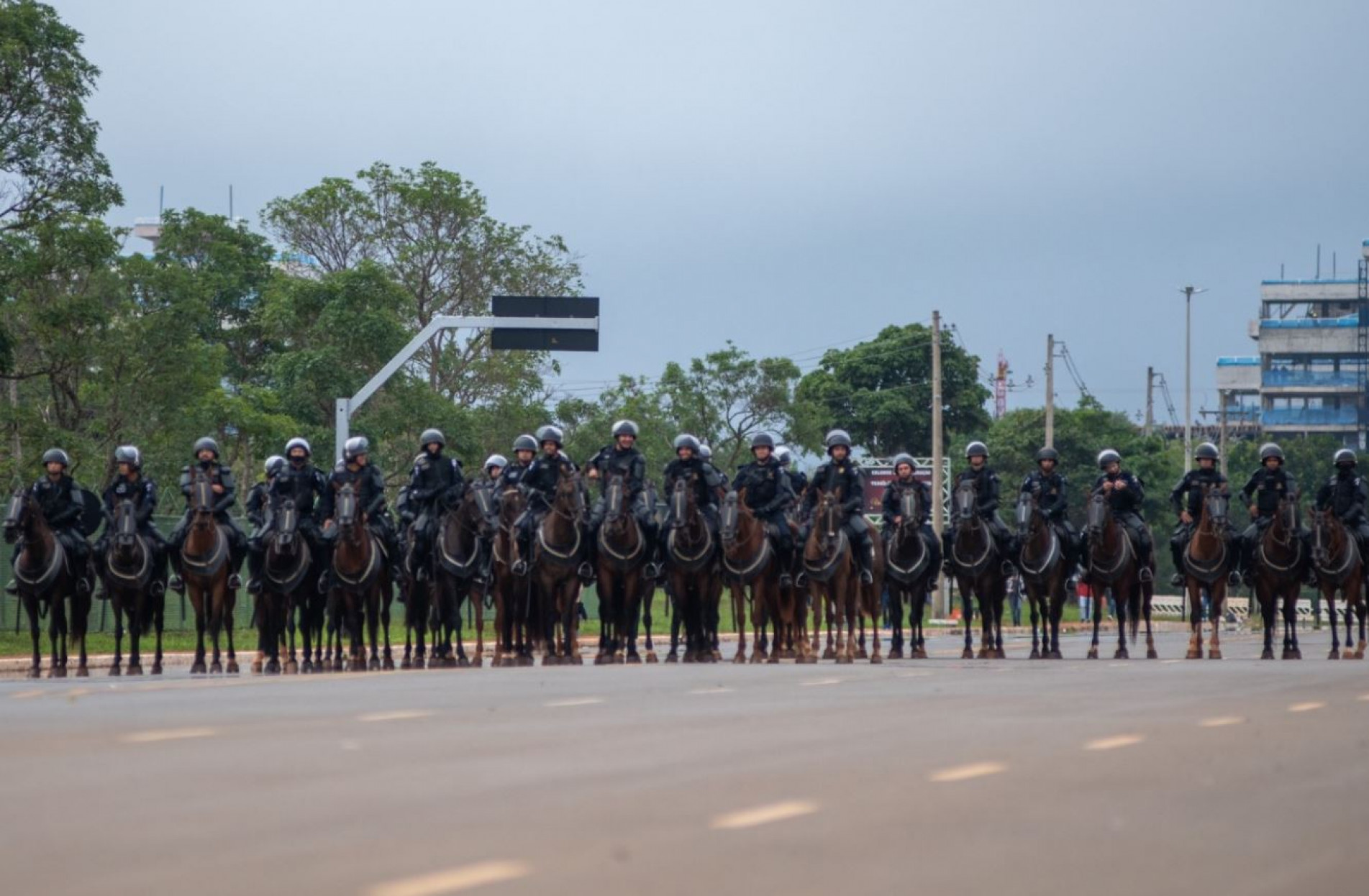Pol&iacute;cia e Ex&eacute;rcito cercam acampamento em Bras&iacute;lia