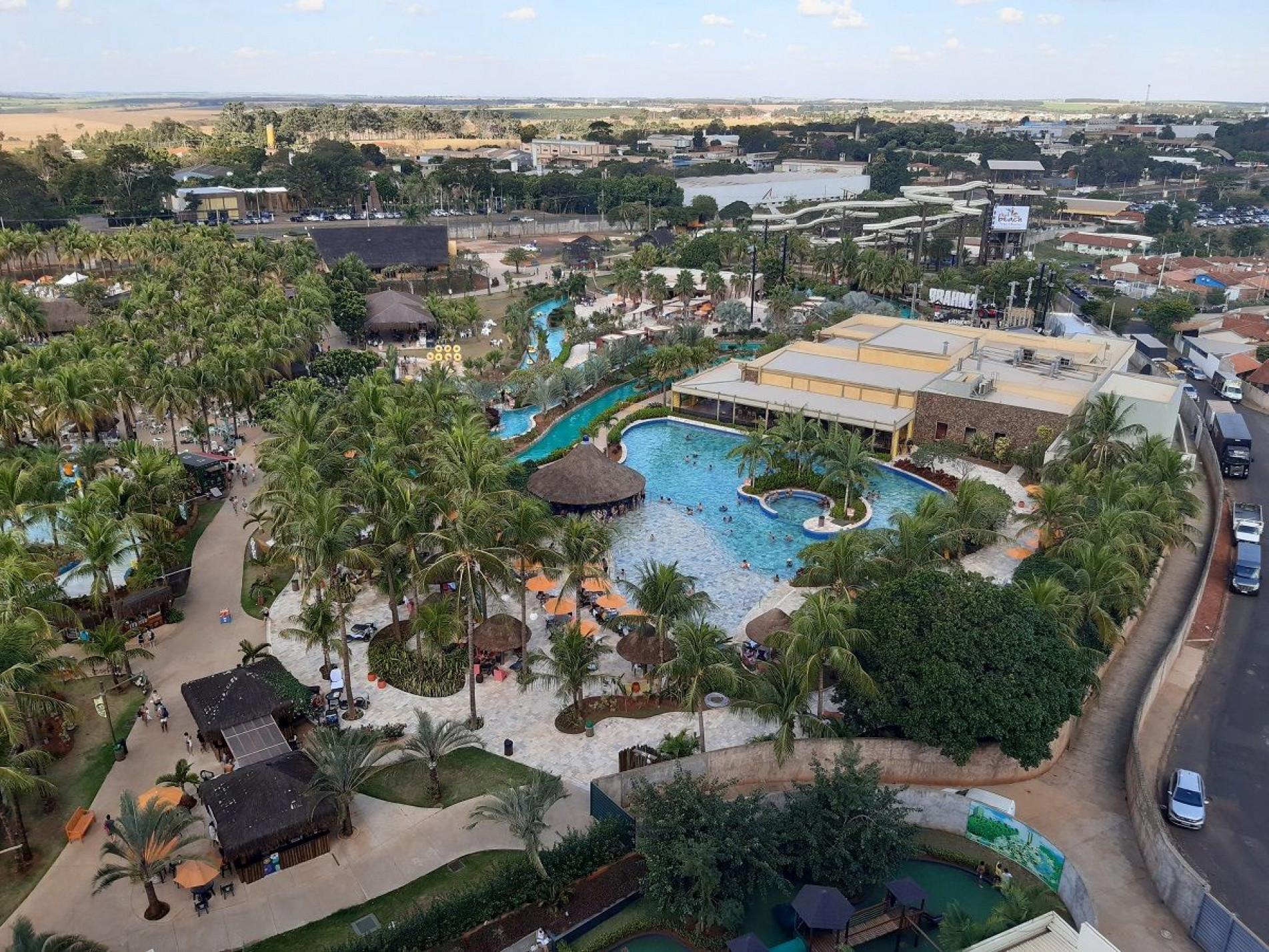 Quer curtir uma praia sem ter de encarar as longas filas para o litoral? Olímpia é a opção
