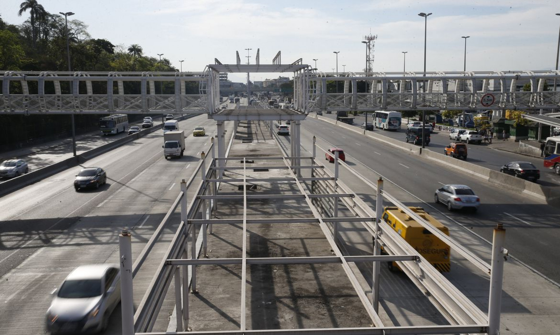 Obras de futura estação do BRT Transbrasil, na Avenida Brasil, altura de Manguinhos, no Rio de Janeiro.