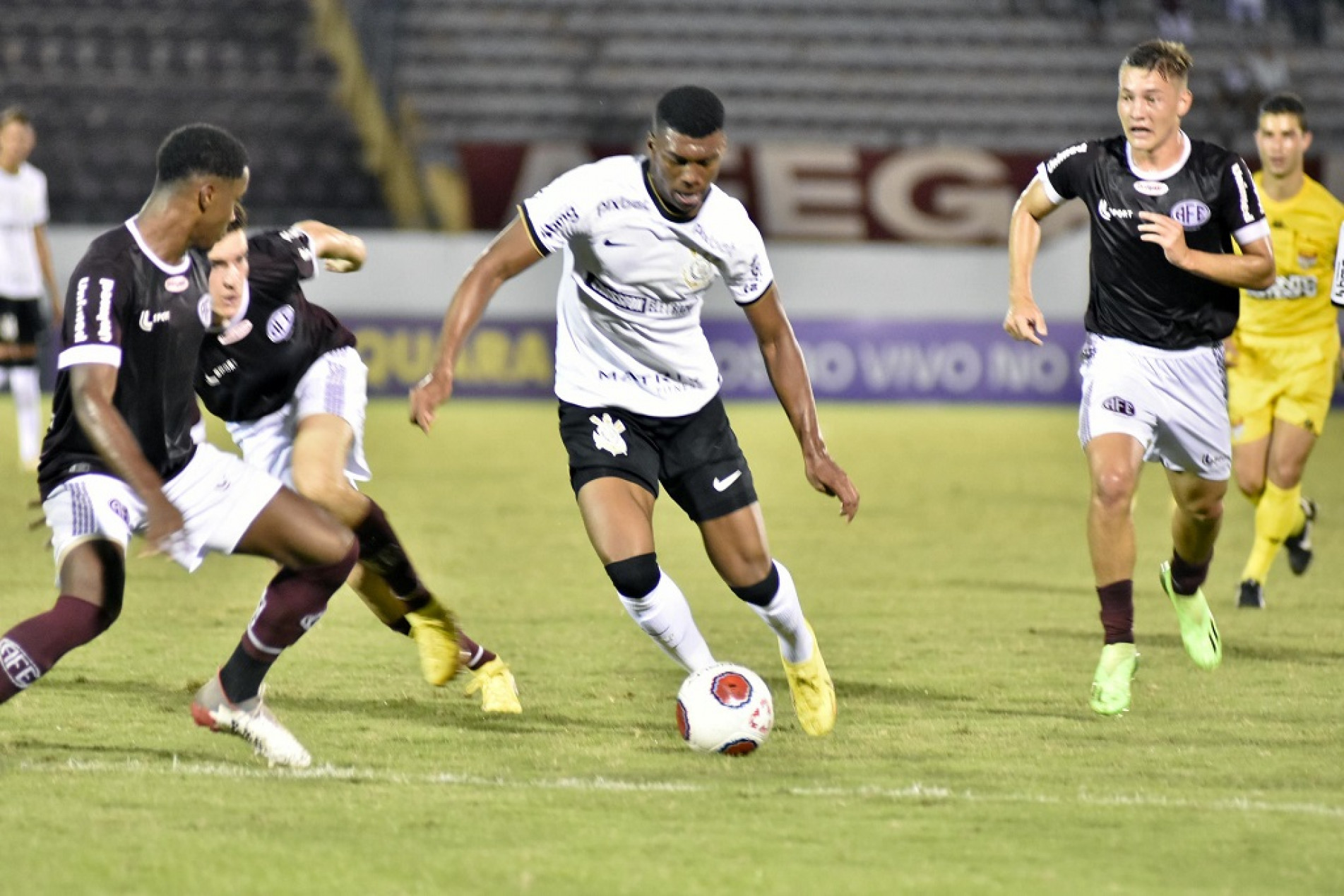 Corinthians goleou a Ferroviária em Araraquara