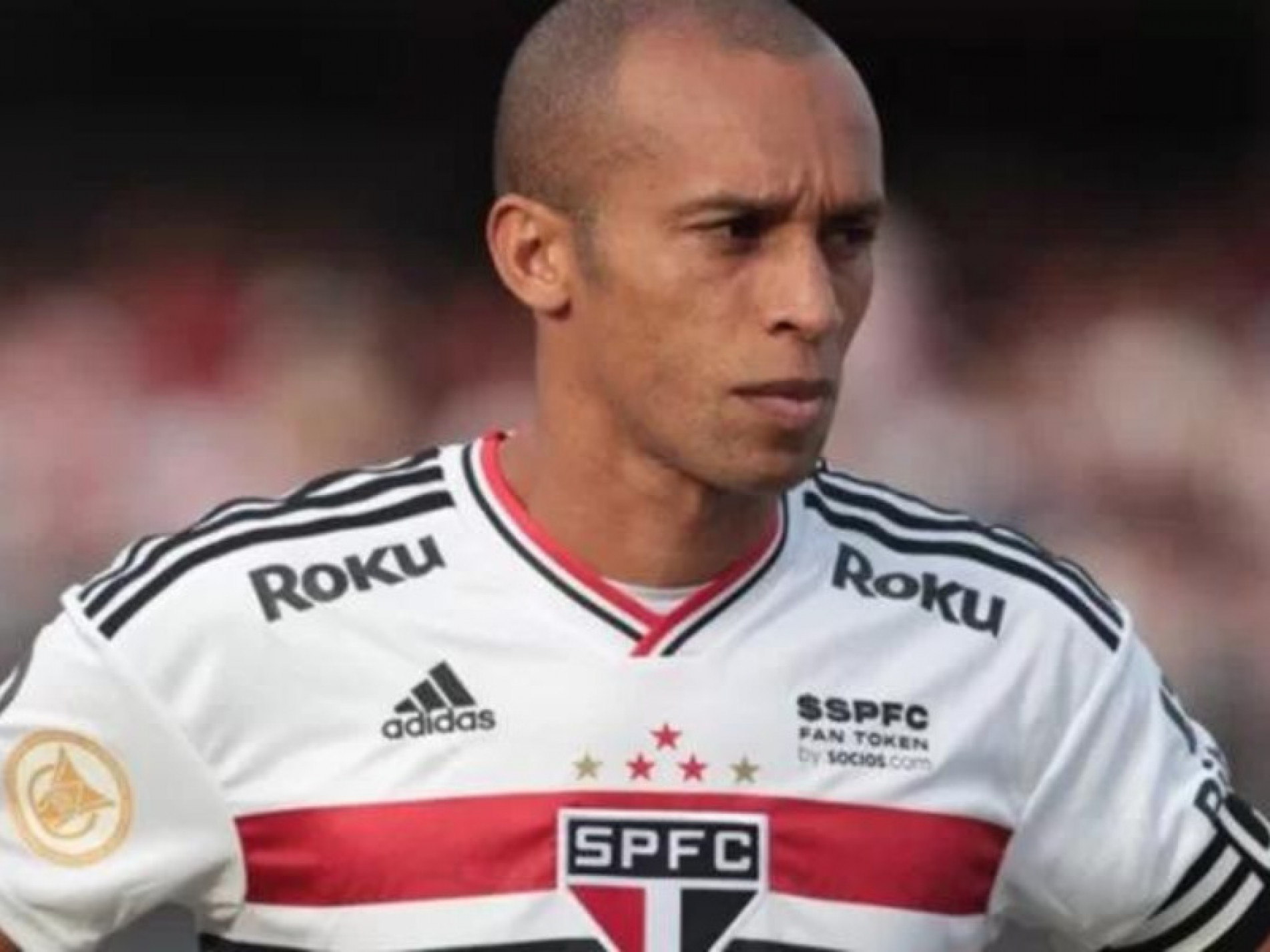 Aos 38 anos, zagueiro Miranda anuncia aposentadoria do futebol