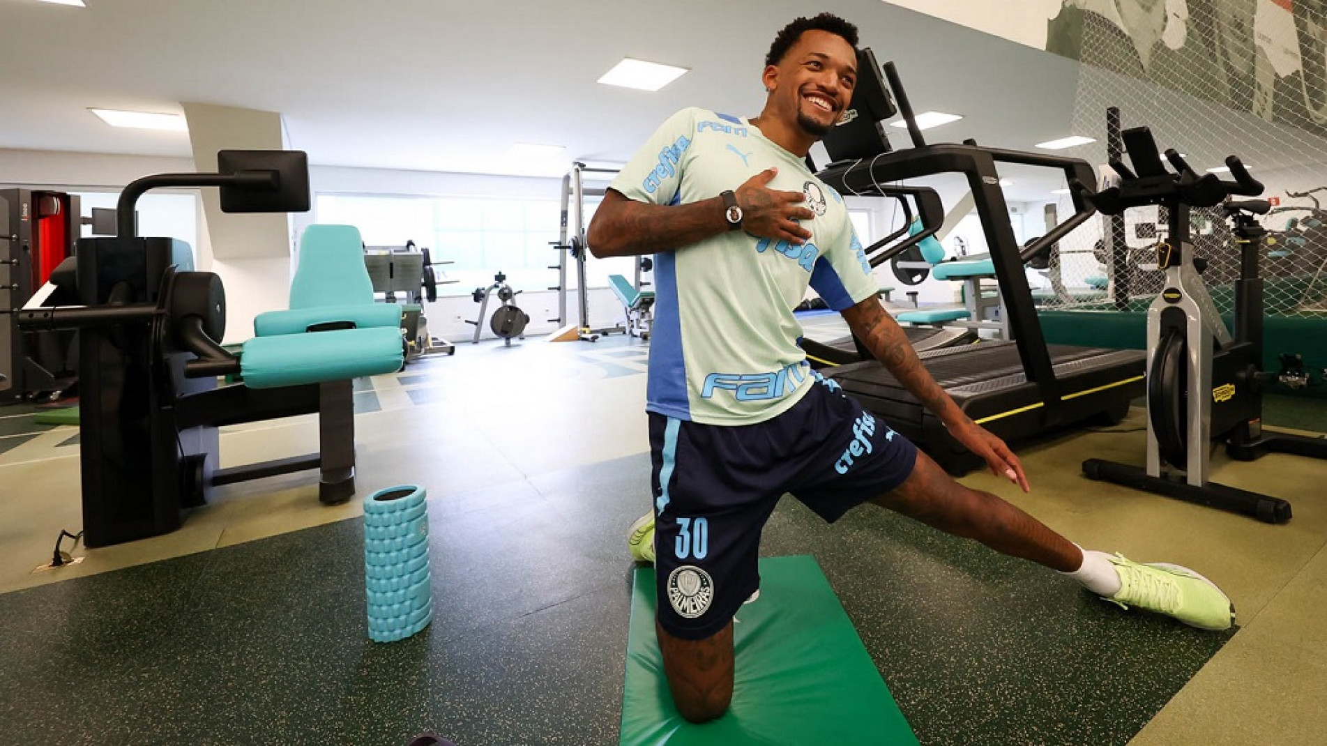 Meia teve lesão no joelho