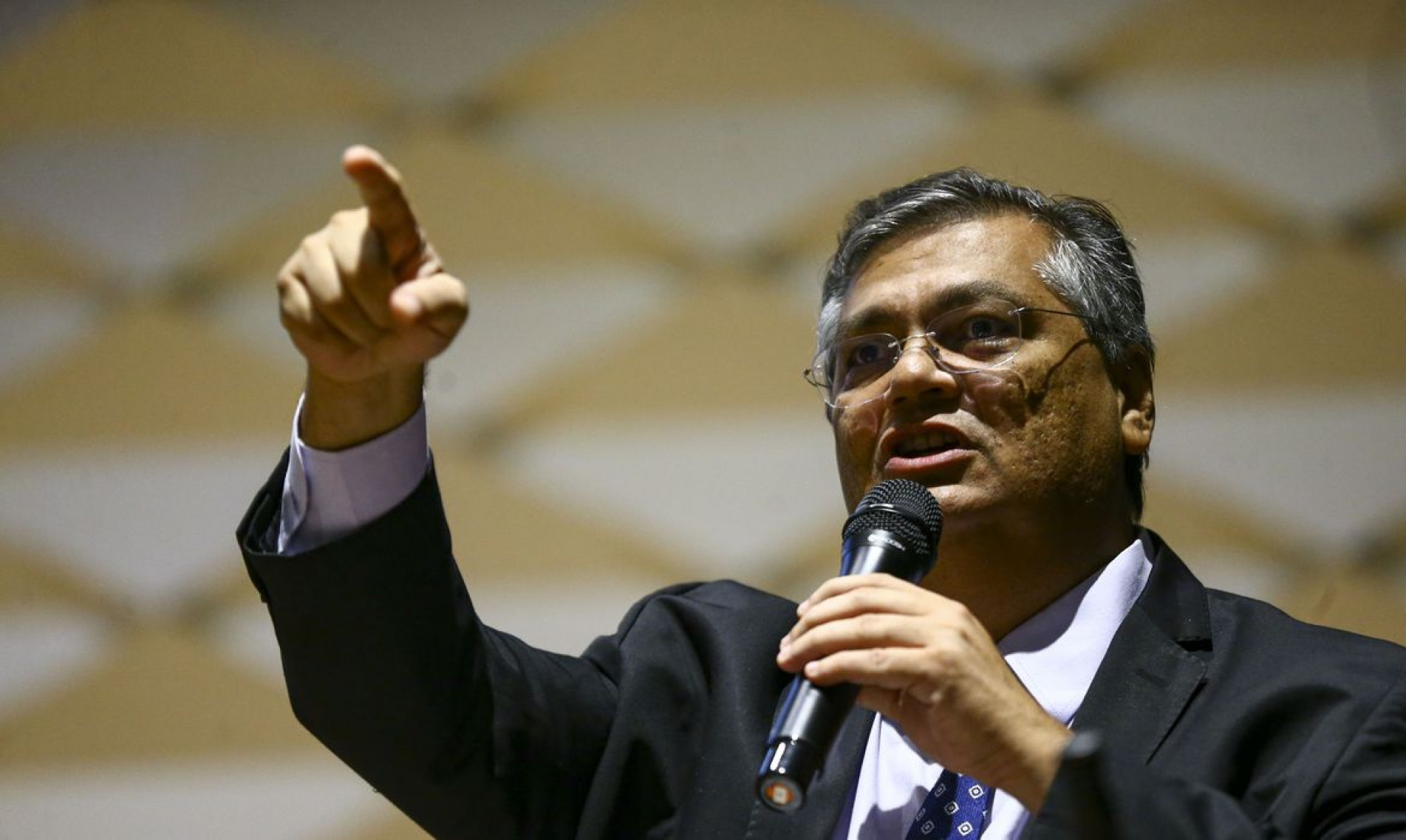 O ministro da Justiça e Segurança Pública, Flávio Dino, durante cerimônia de posse do diretor-geral da PF, na sede da corporação, em Brasília.